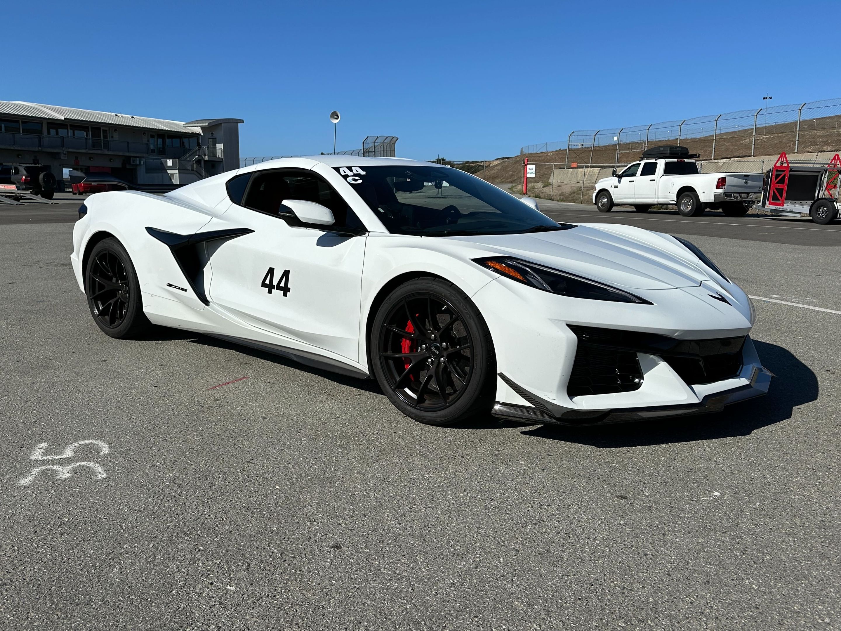 White Chevrolet C8 Corvette Z06 with 19" VS-5RS Apex wheels in Satin Black