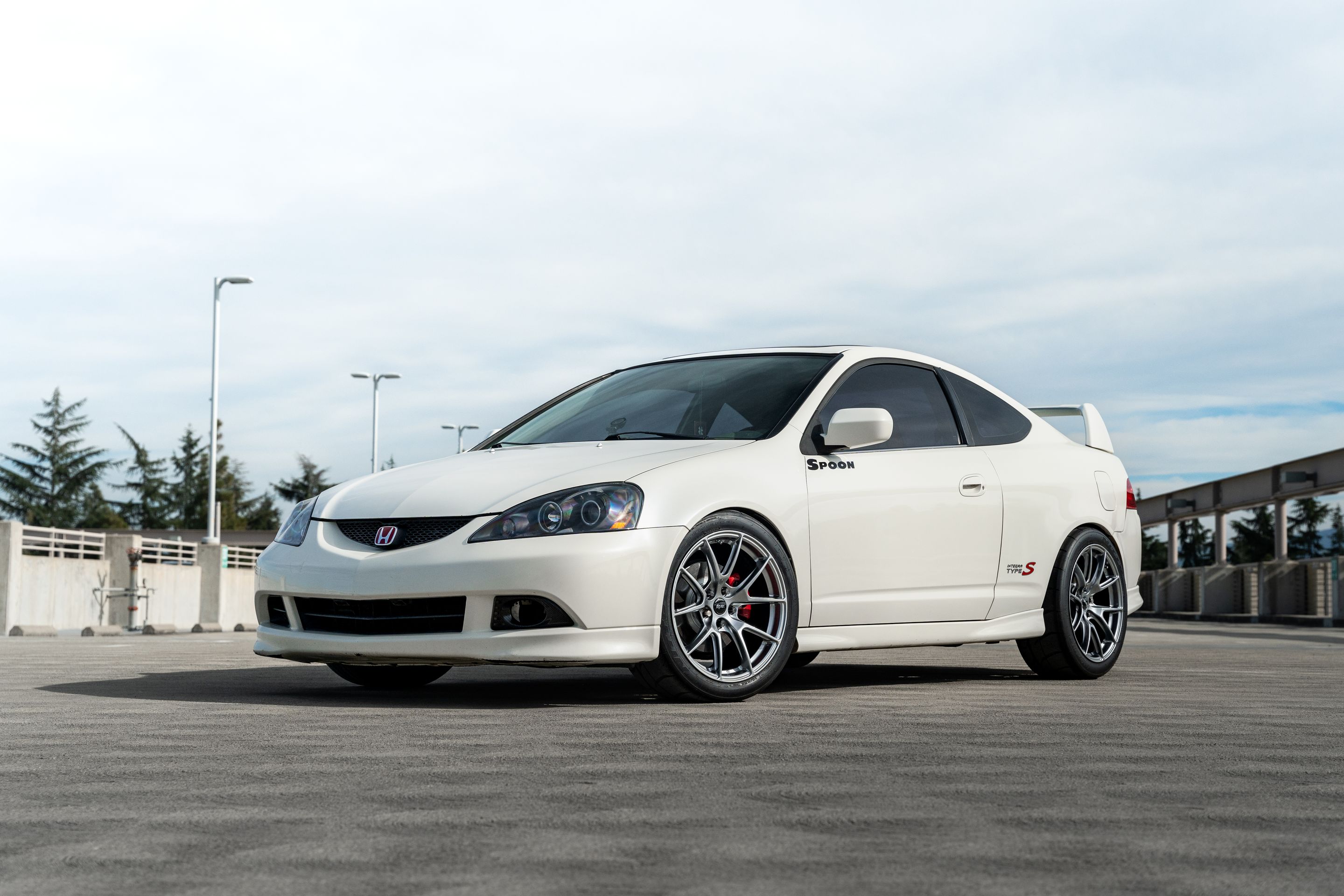 White Acura DC5 RSX with 18" VS-5 Apex wheels in Hyper Black