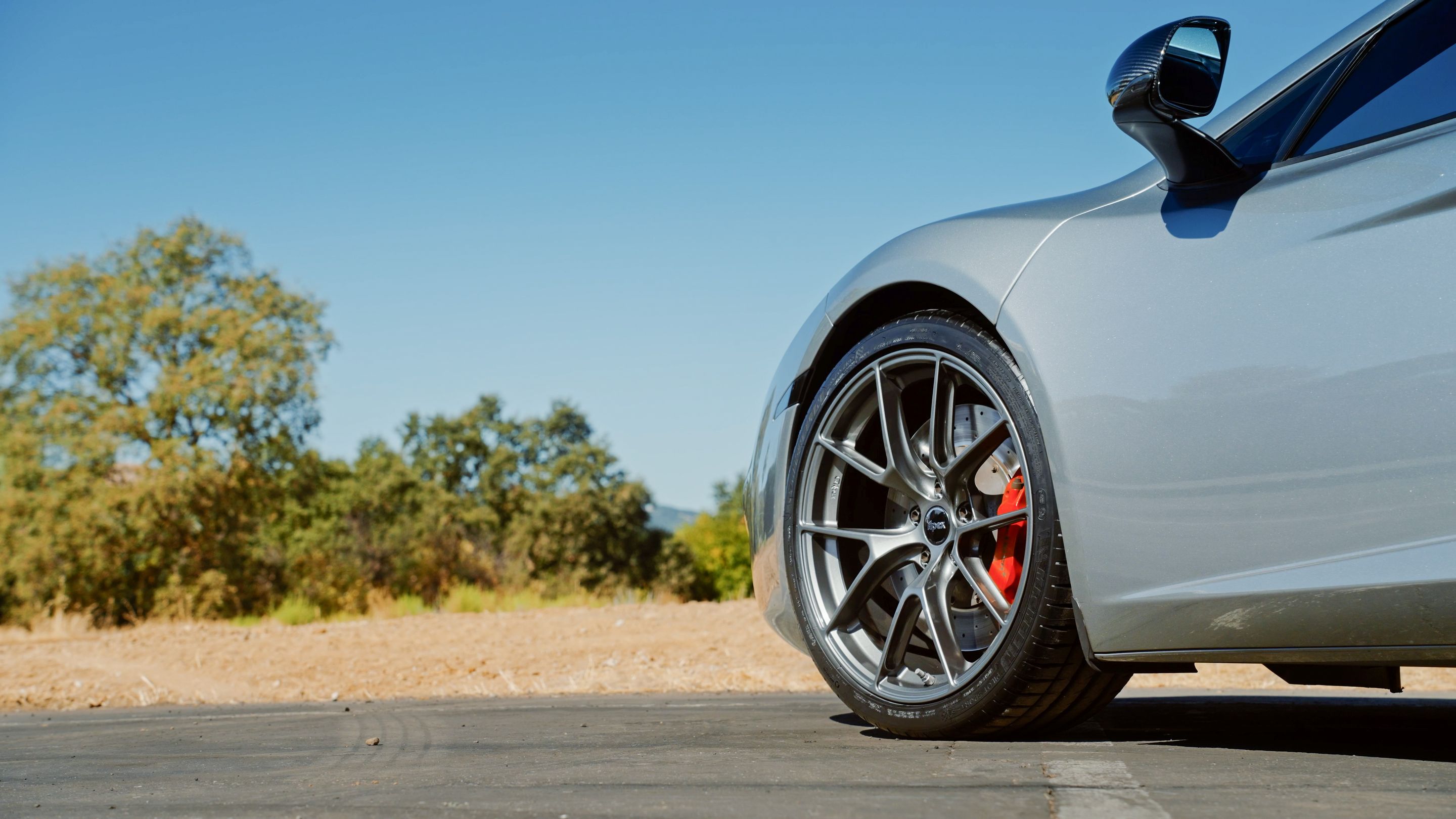 Silver McLaren MP4-12C with 19"/20" VS-5RS Apex wheels in Anthracite