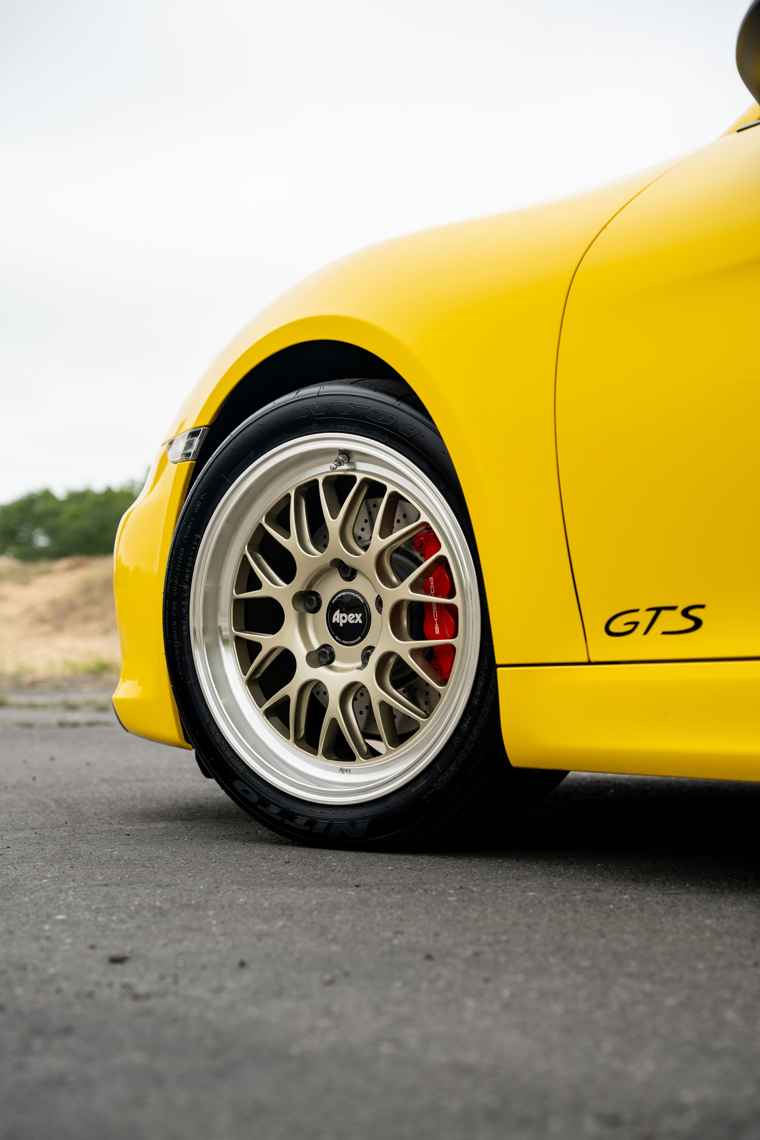 Yellow Porsche 981 Cayman GTS with 18" ML-10RT Apex wheels in Machined Lip Gloss Motorsport Gold