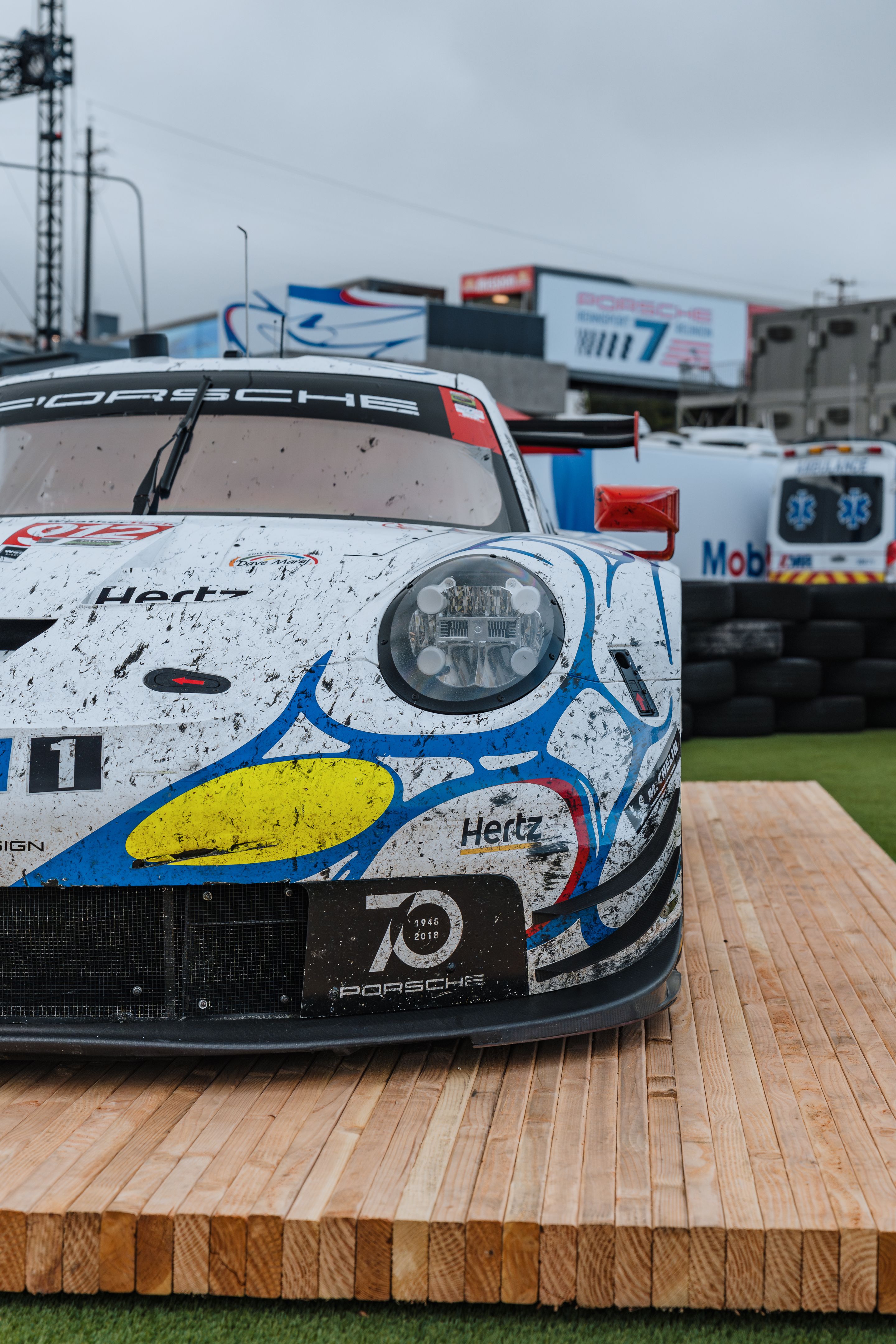 White Porsche 911 996 GT2 with 18" EC-7RS Apex wheels in Anthracite