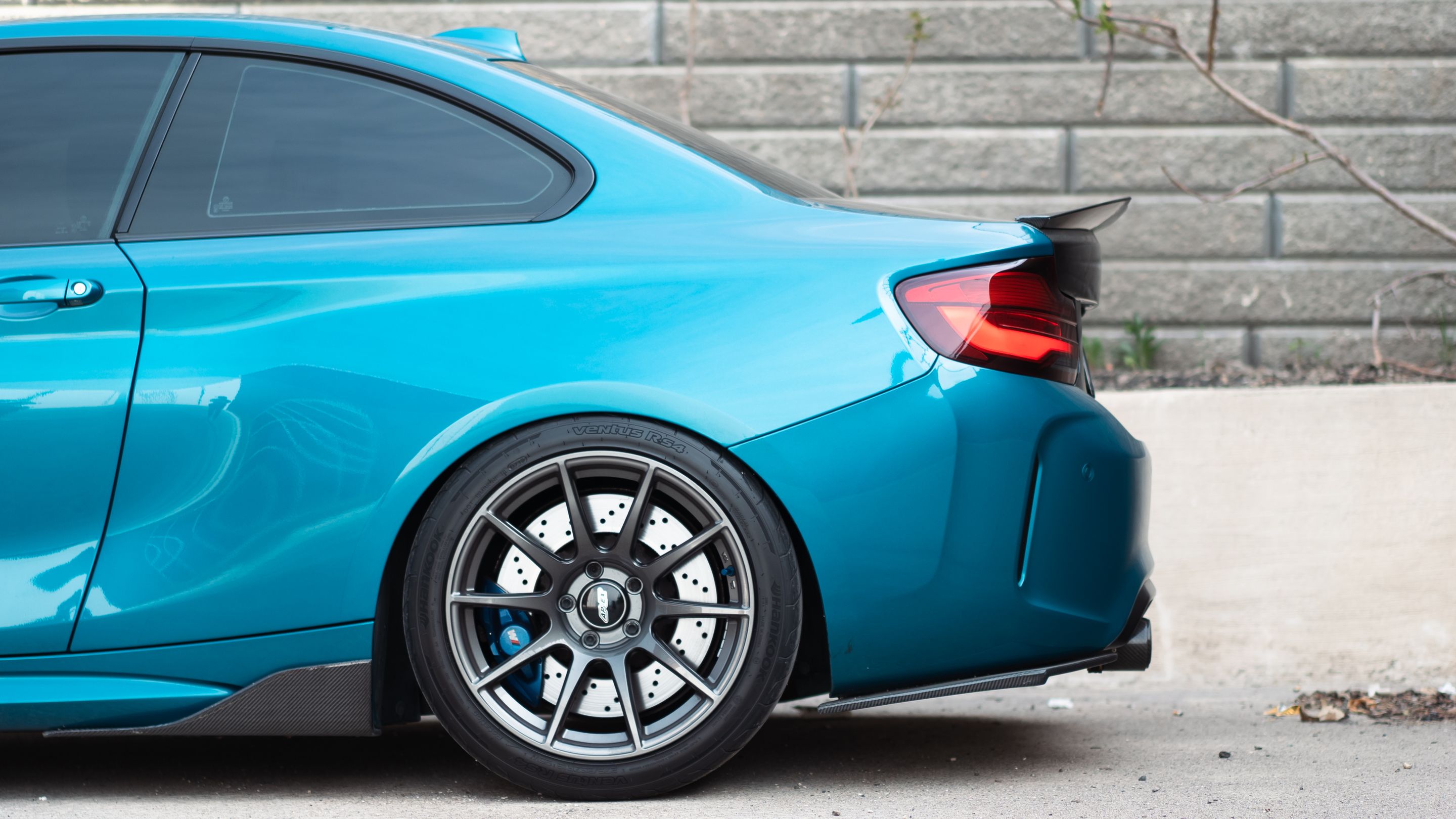 Blue BMW F87 M2 with 18" SM-10 Apex wheels in Anthracite