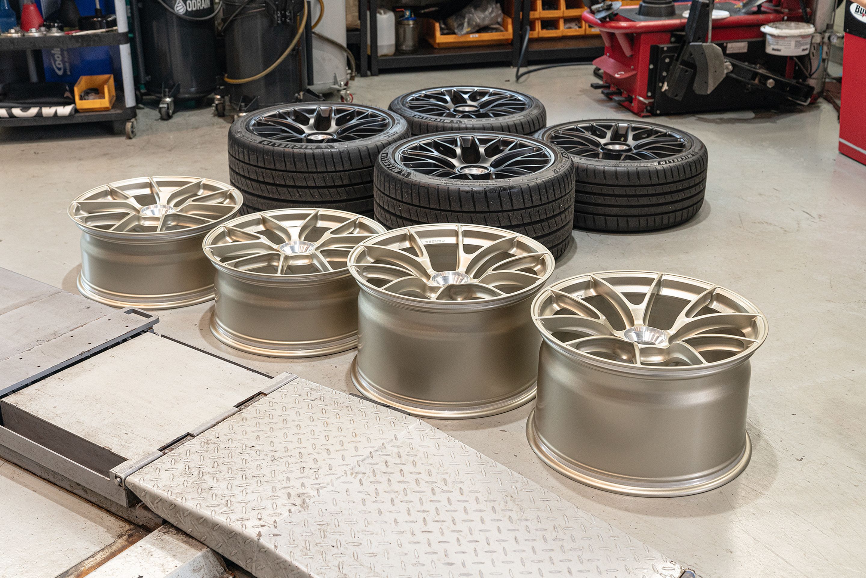 White Porsche 911 991.1 Carrera GTS with 20" VS-5RS Apex wheels in Motorsport Gold