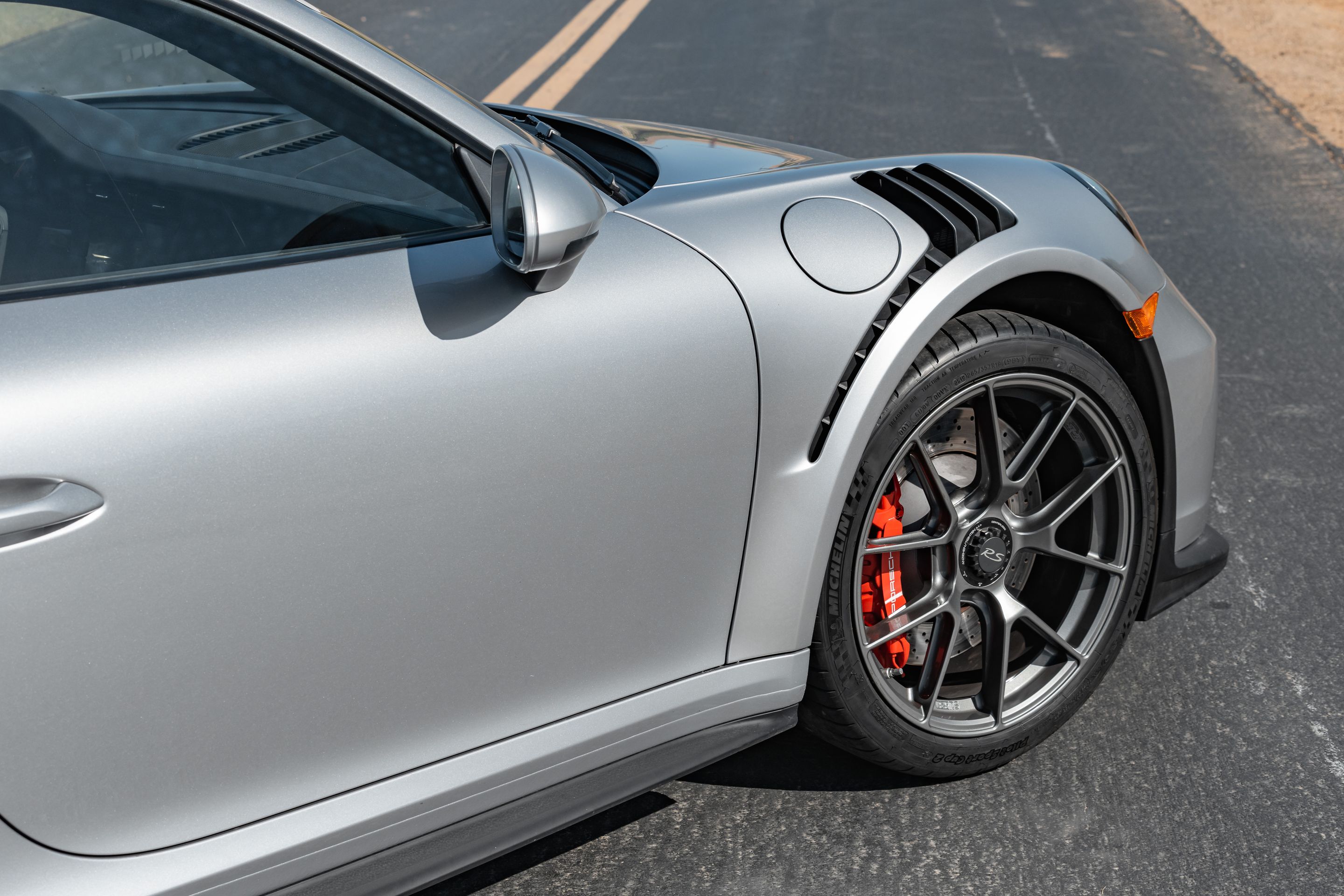 Silver Porsche 911 991.2 GT3 RS with 19" VS-5RS Apex wheels in Anthracite