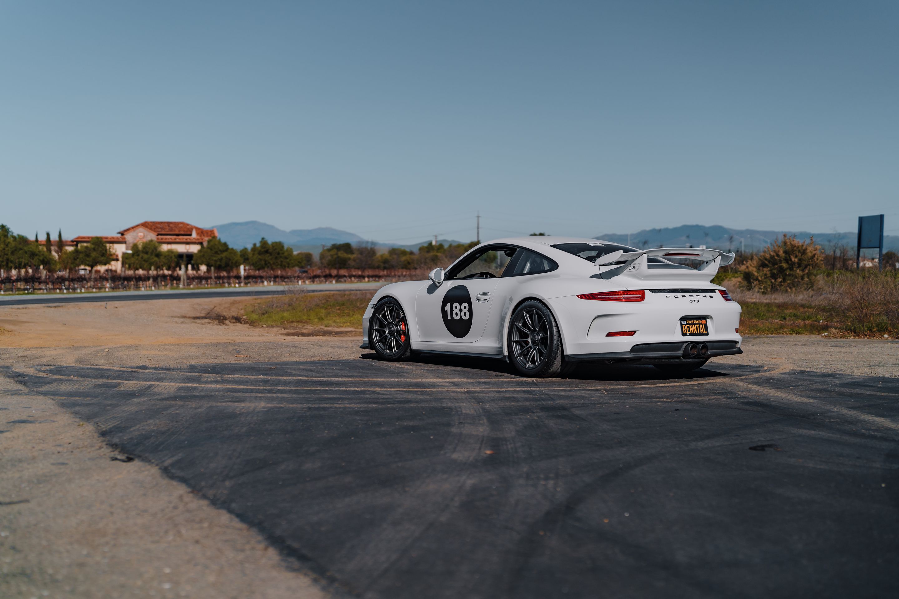 White Porsche 911 991.1 GT3 with 19" SM-10RS Apex wheels in Anthracite