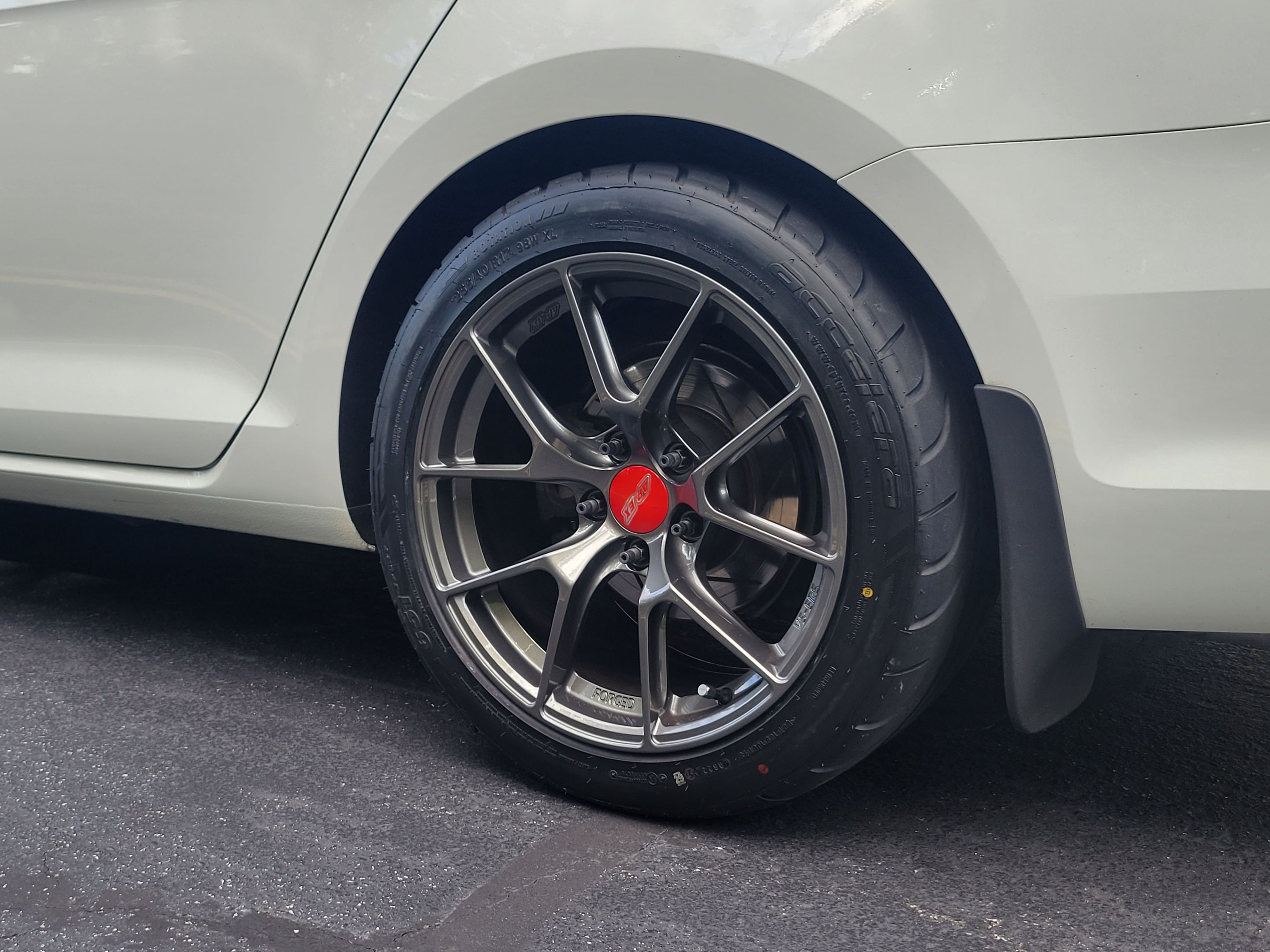 White VW MK7 Alltrack/SportWagen Golf SportWagen with 17" VS-5RS Apex wheels in Anthracite