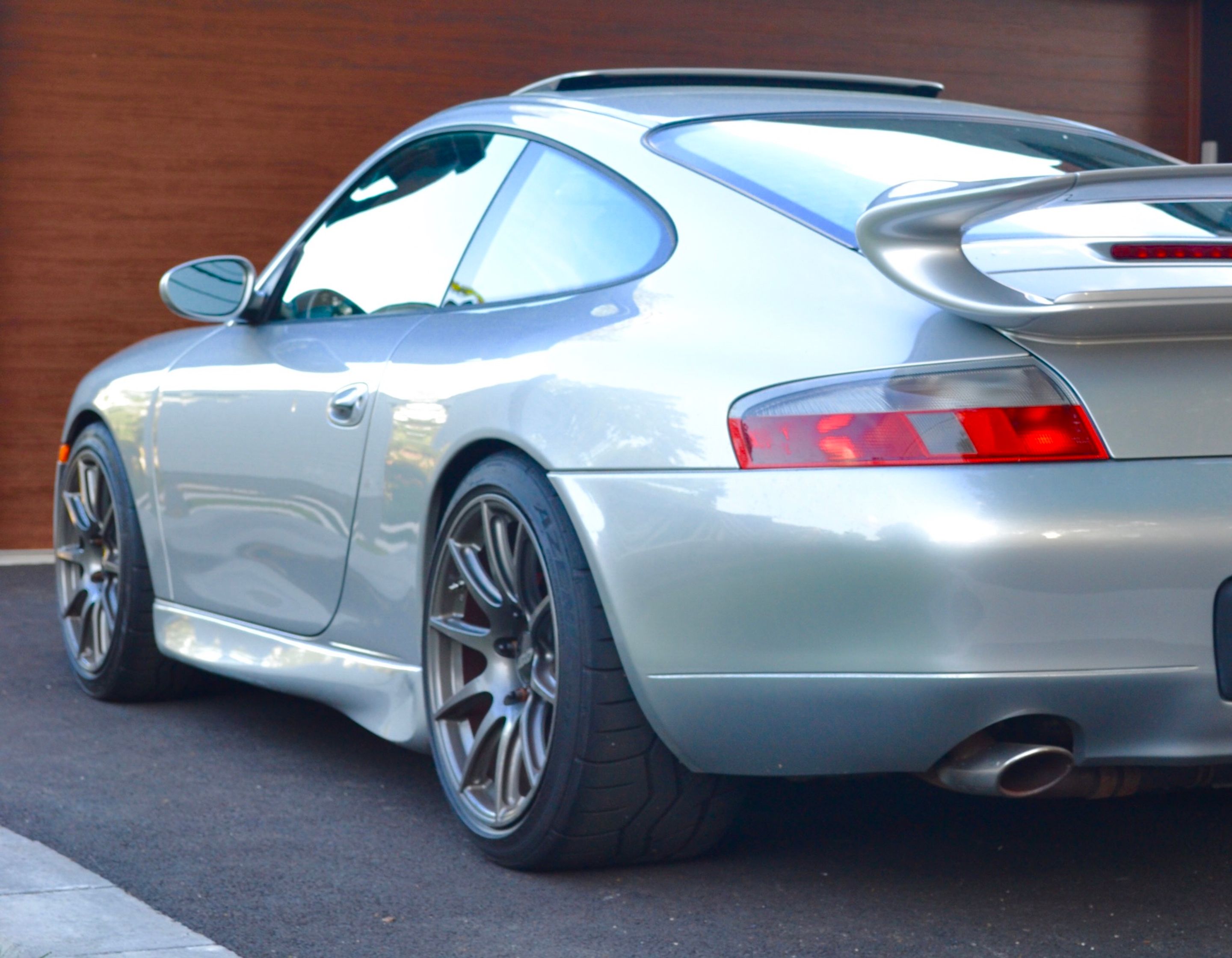 Silver Porsche 911 996 Carrera with 18" SM-10 Apex wheels in Anthracite