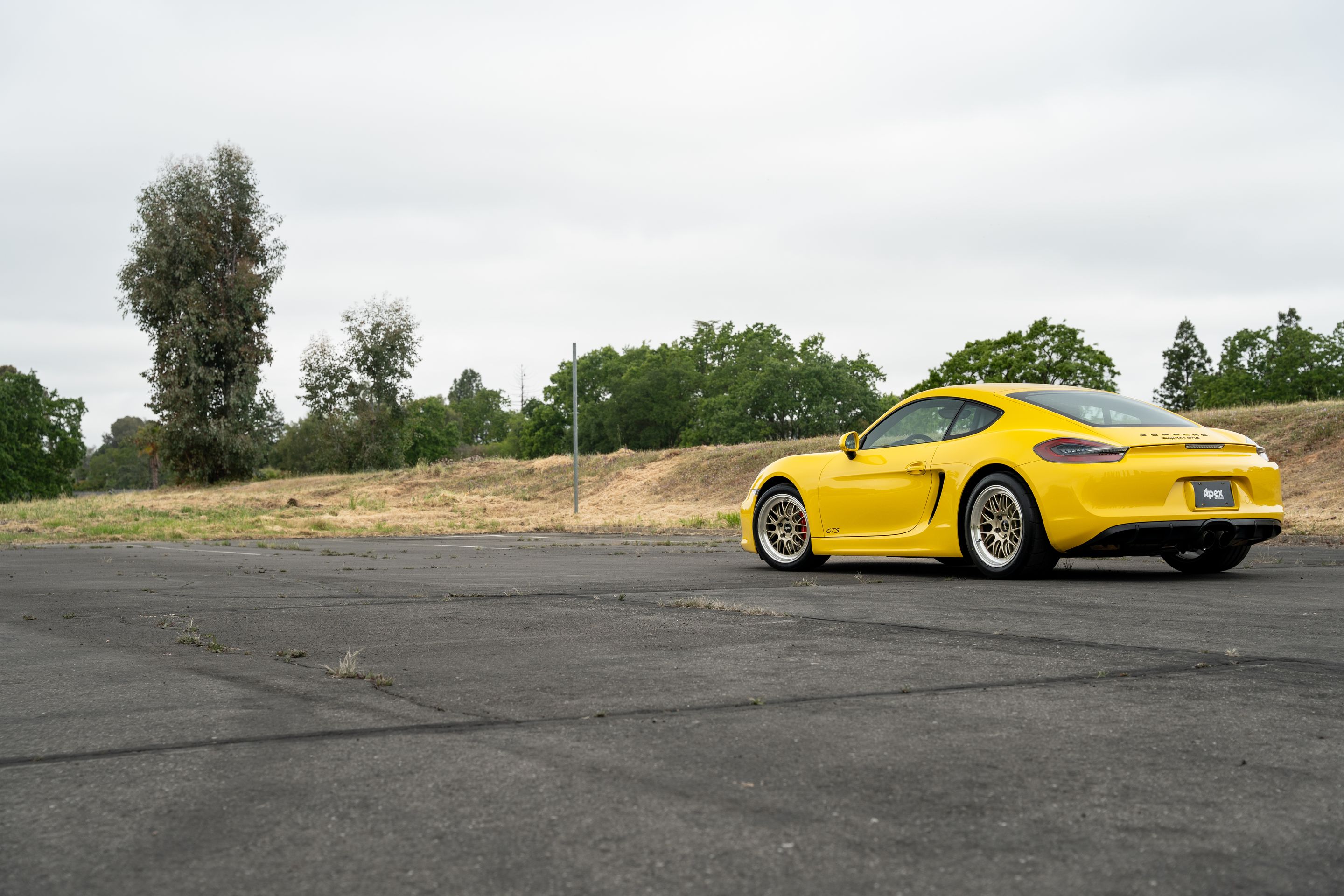 Yellow Porsche 981 Cayman GTS with 18" ML-10RT Apex wheels in Machined Lip Gloss Motorsport Gold