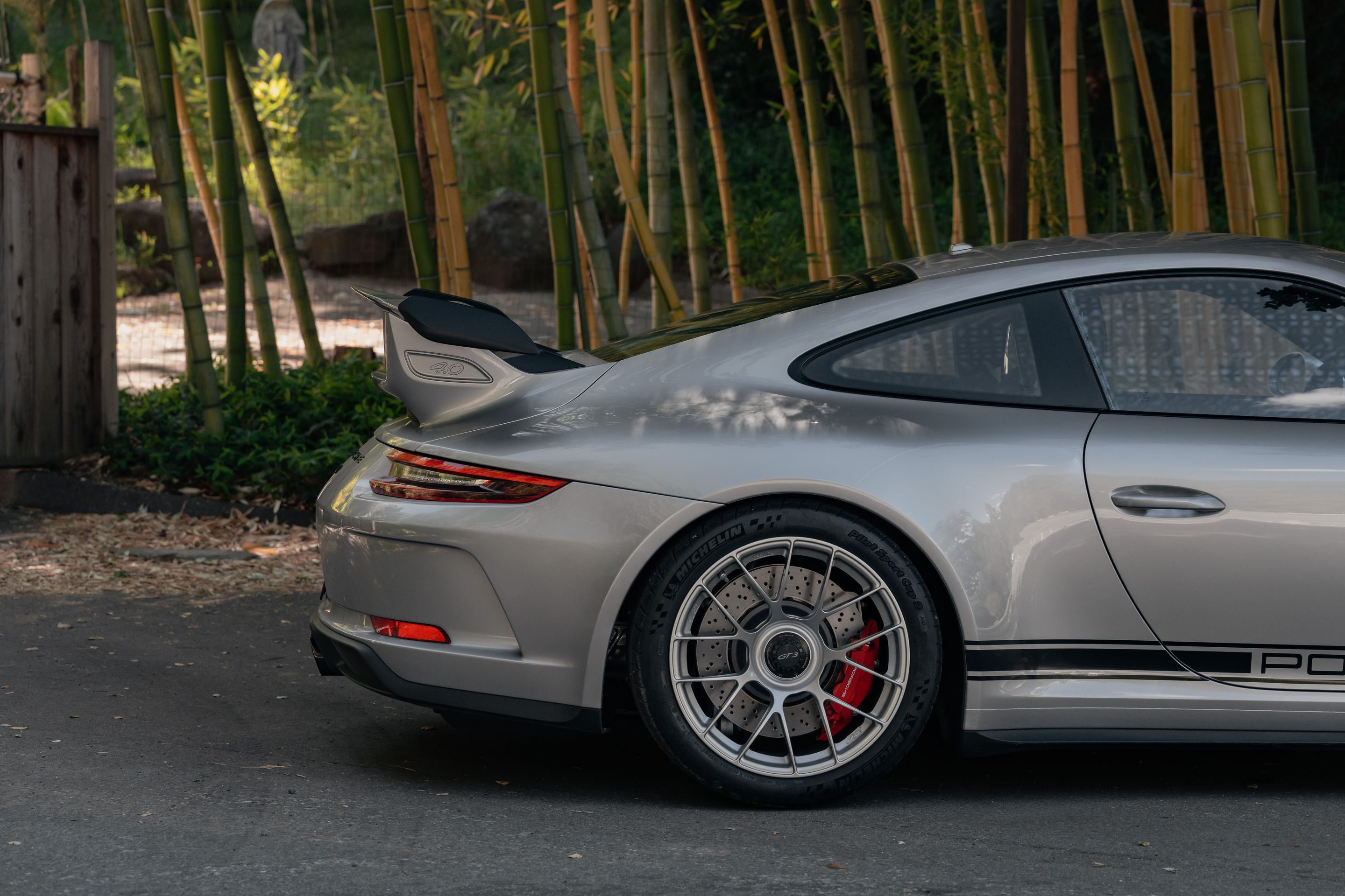 Silver Porsche 911 991.2 GT3 with 19" EC-7RS Apex wheels in Race Silver