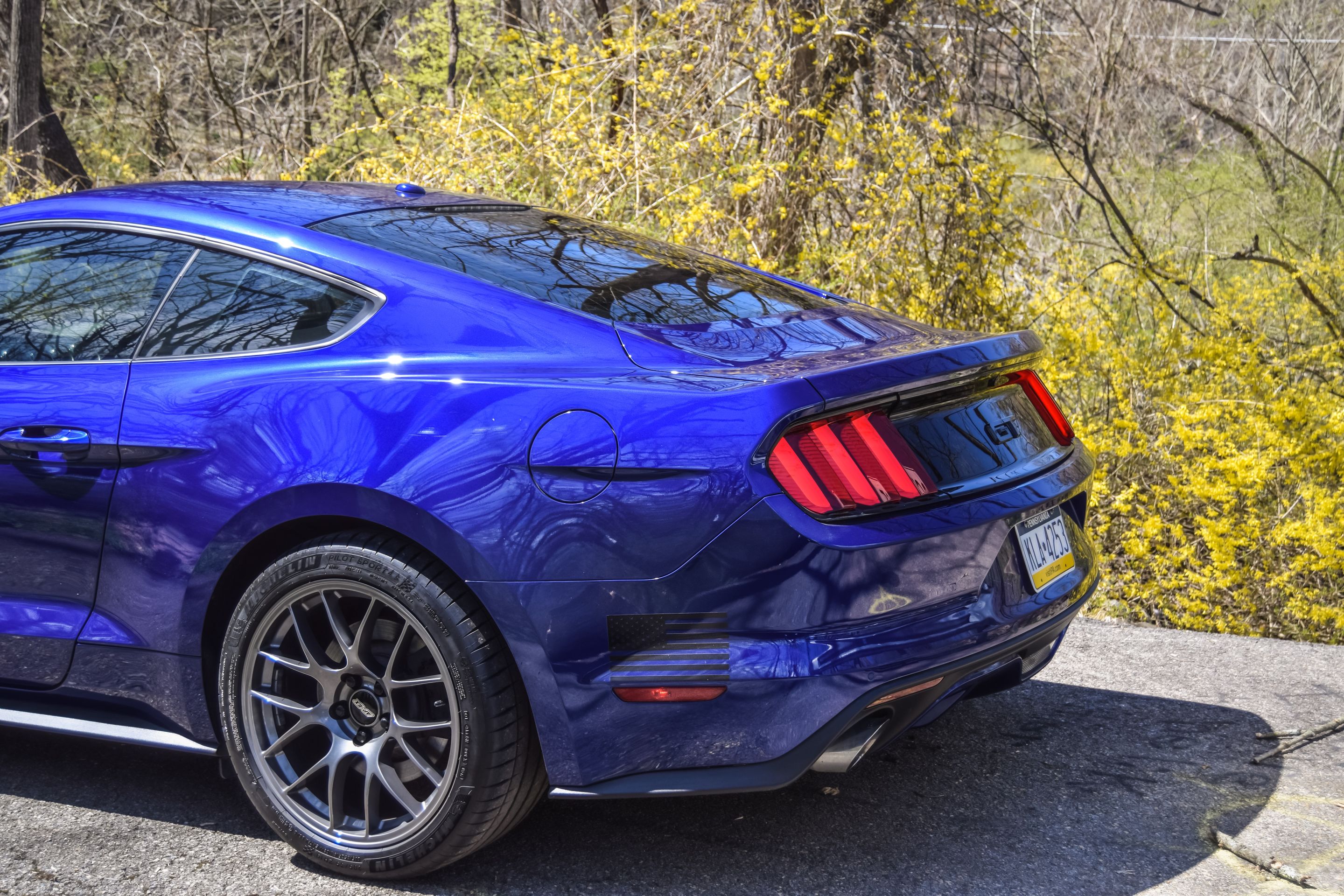 Blue Ford S550 Mustang GT with 19" EC-7 Apex wheels in Anthracite
