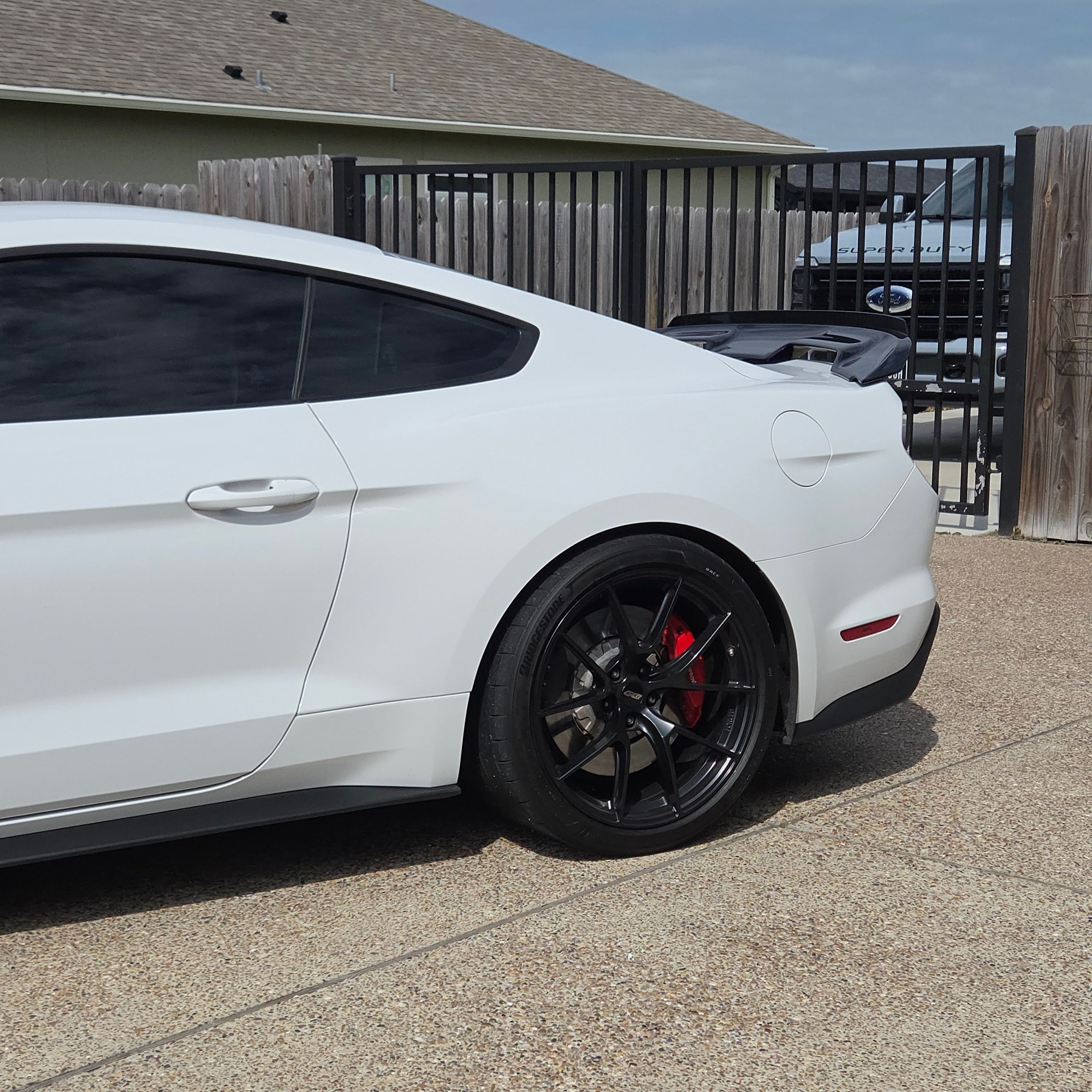 White Ford S550 Mustang GT350 with 20" VS-5RS Apex wheels in Anthracite