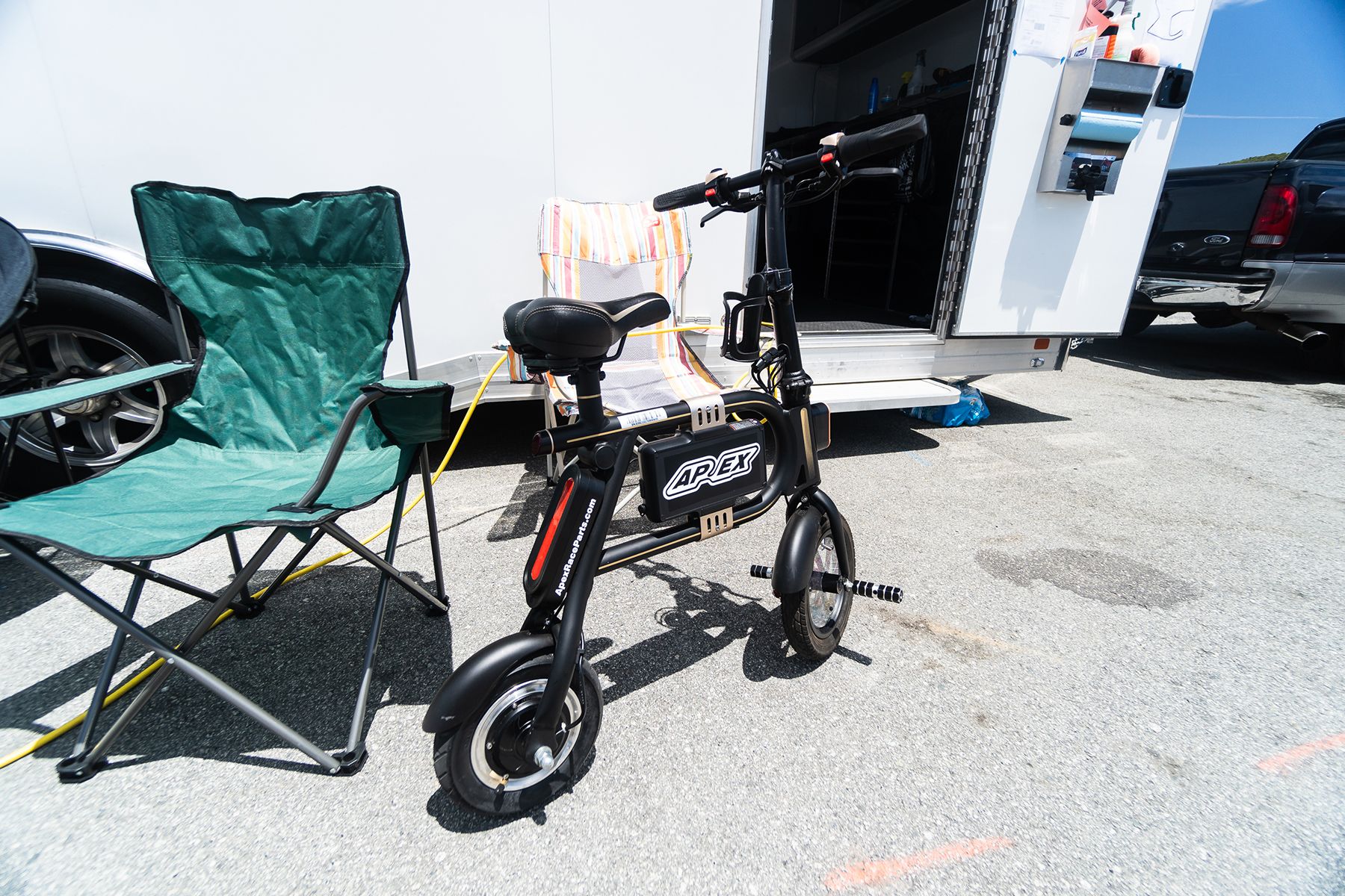 White Porsche 911 996 GT2 with 20" FL-5 Apex wheels in Brushed Clear