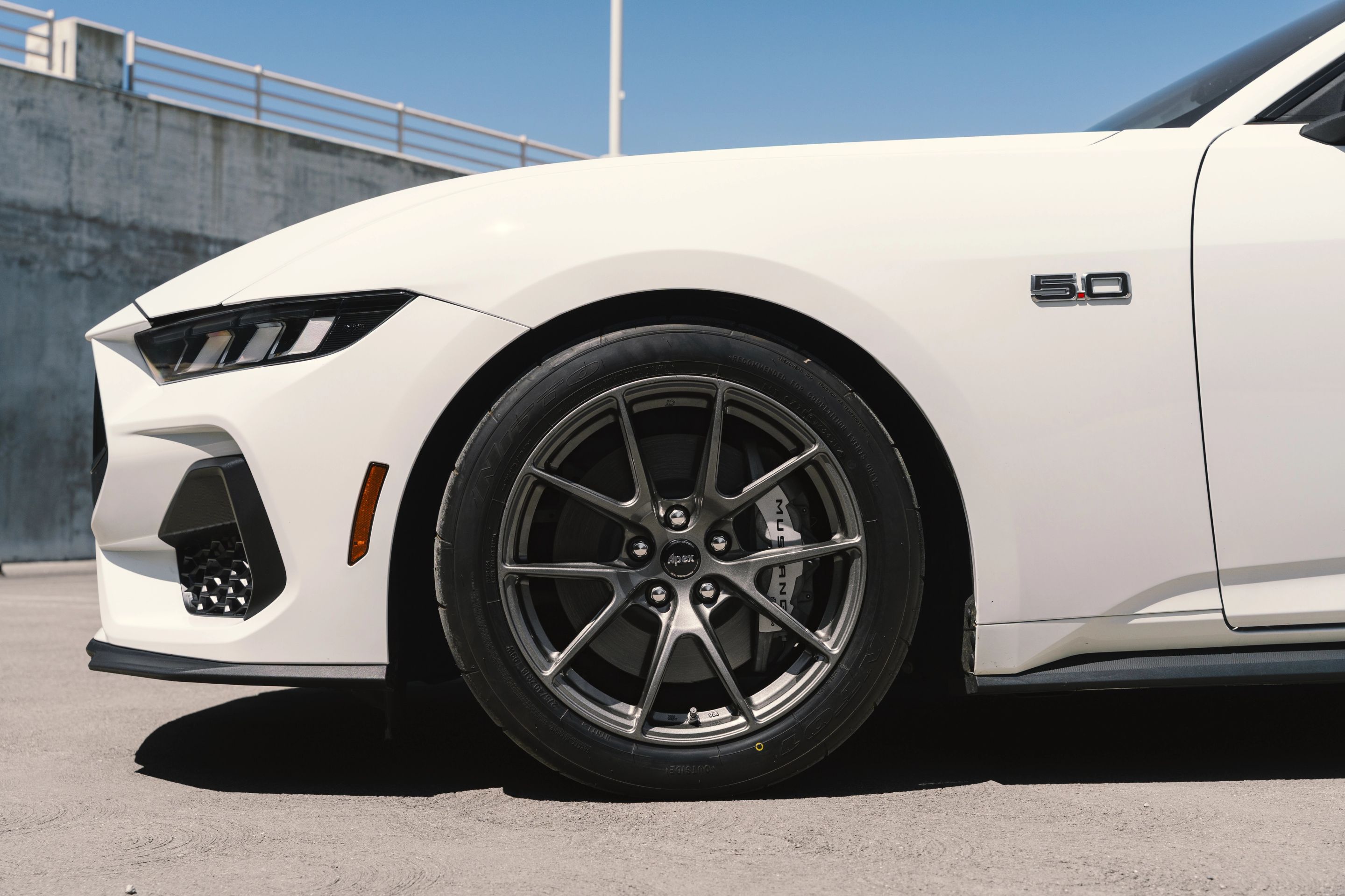 White Ford S650 Mustang GT with 18" VS-5 Apex wheels in Anthracite