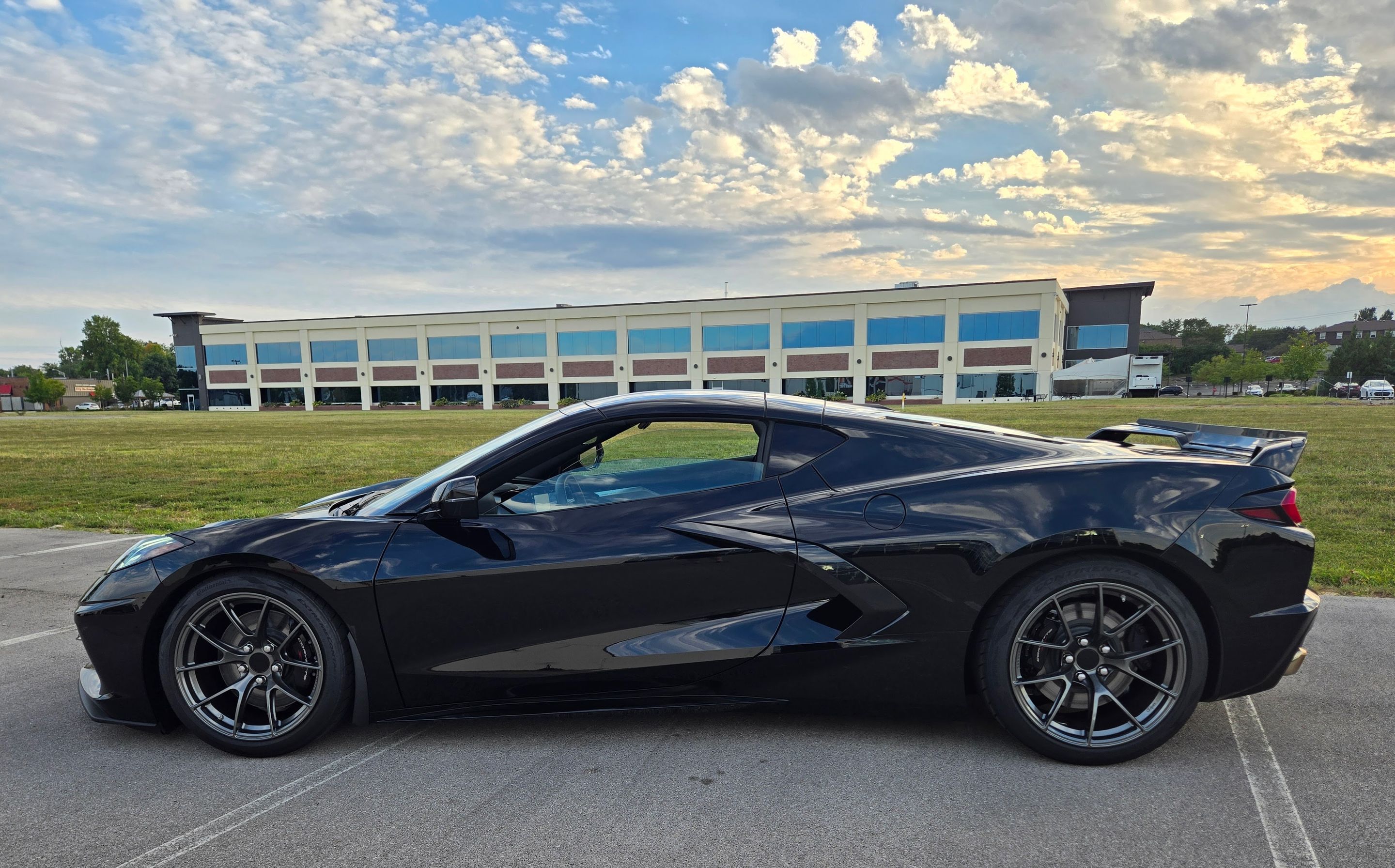 Black Chevrolet C8 Corvette Stingray/Z51 with 18"/19" VS-5RS Apex wheels in Anthracite