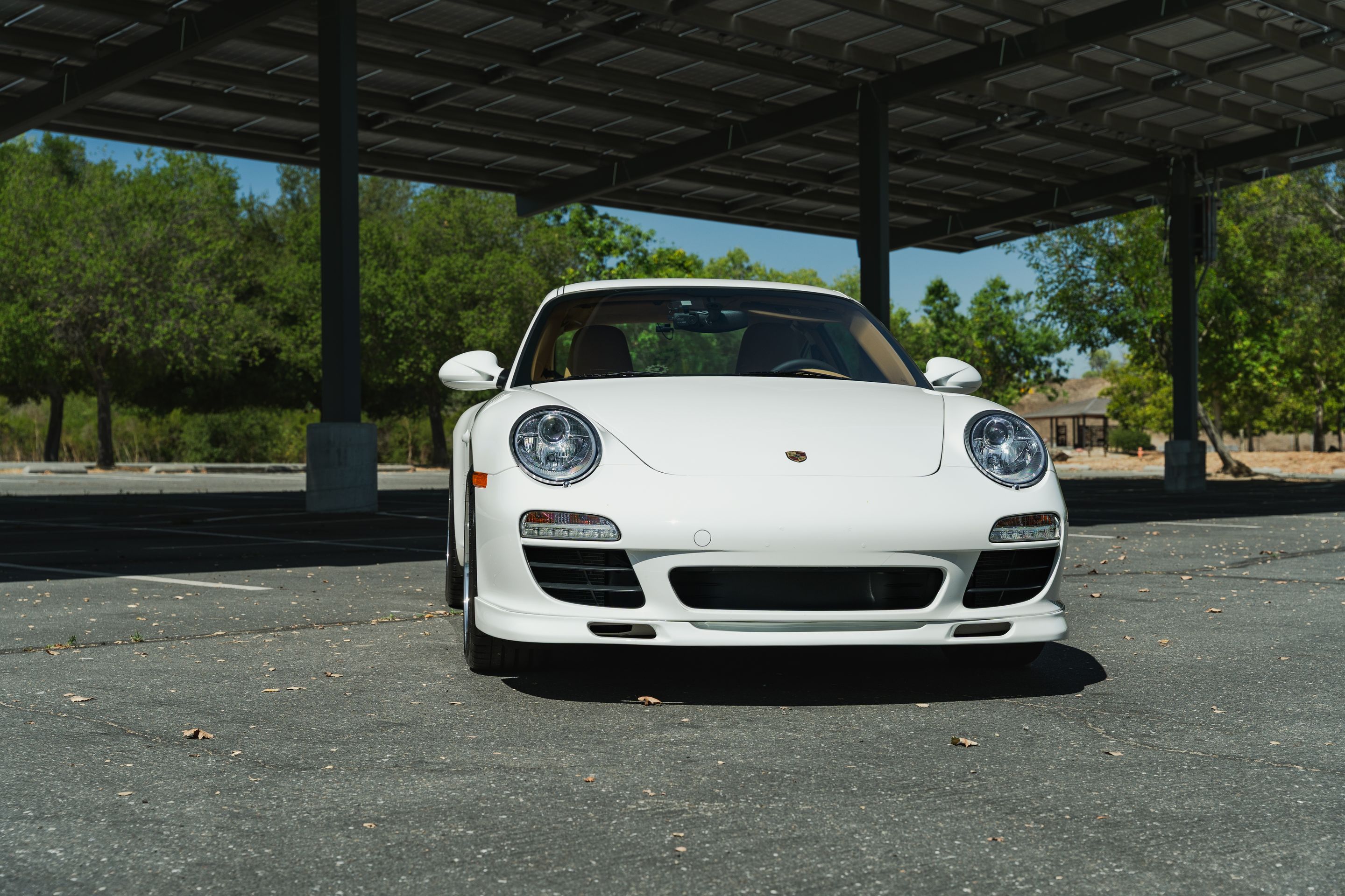 White Porsche 911 997 Carrera with 19" ML-10RT Apex wheels in Machined Lip Race Silver