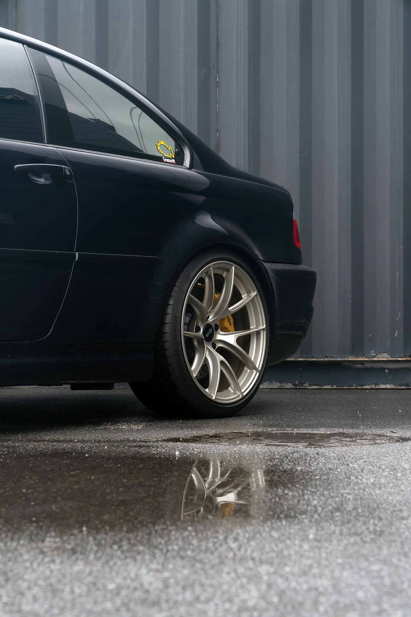 Black BMW E46 M3 with 19" VS-5RS Apex wheels in Motorsport Gold