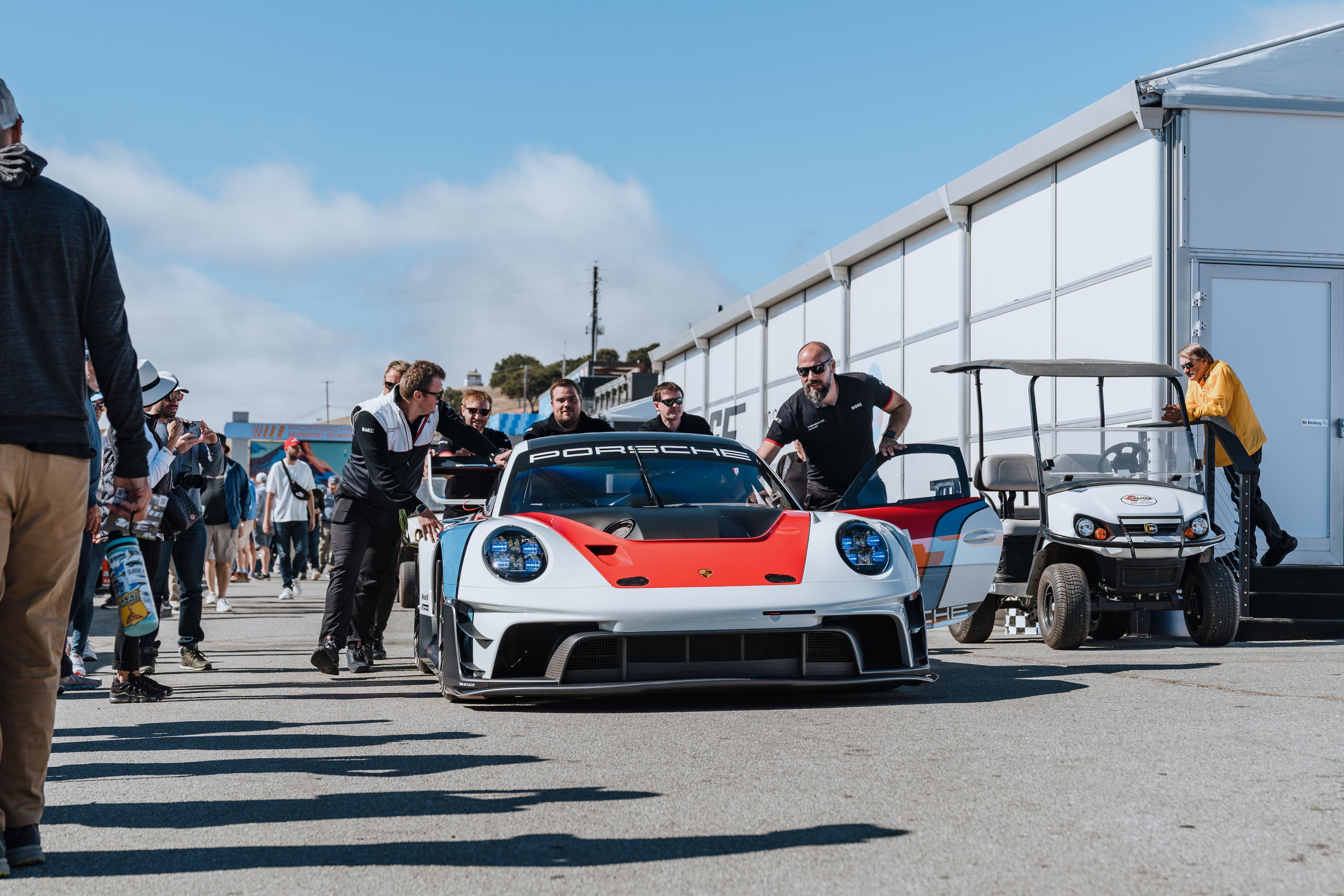 White Porsche 911 996 GT2 with 18" EC-7RS Apex wheels in Anthracite