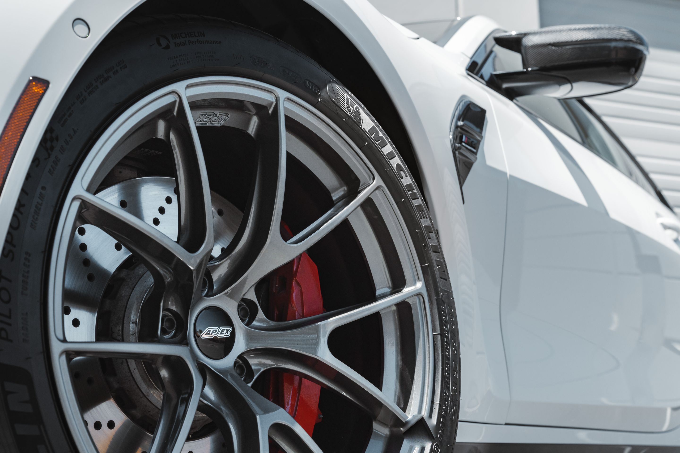 White BMW G82 Coupe M4 with 19"/20" VS-5RS Apex wheels in Anthracite