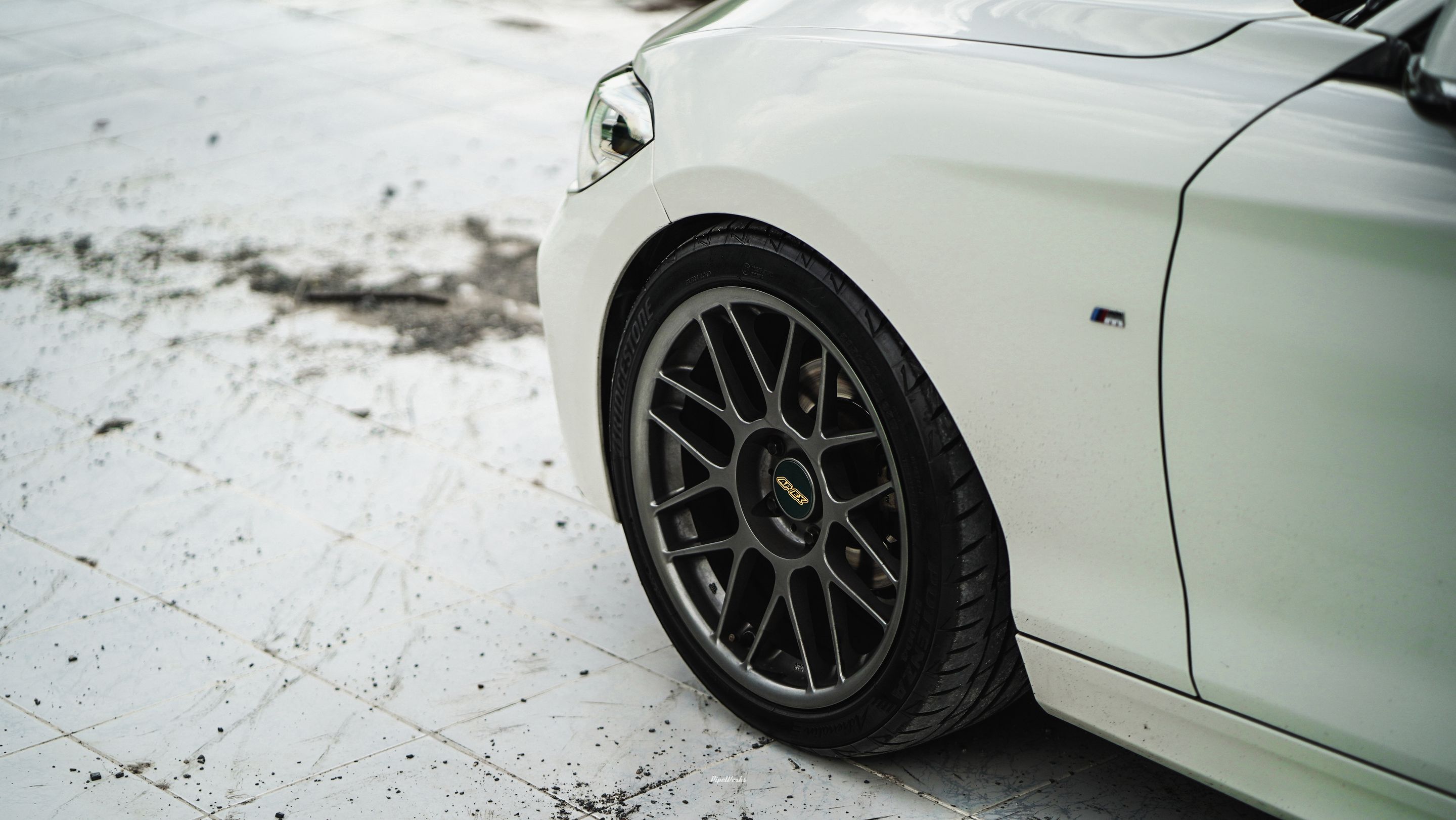 White BMW F20 Hatchback 1 Series with 18" ARC-8 Apex wheels in Anthracite
