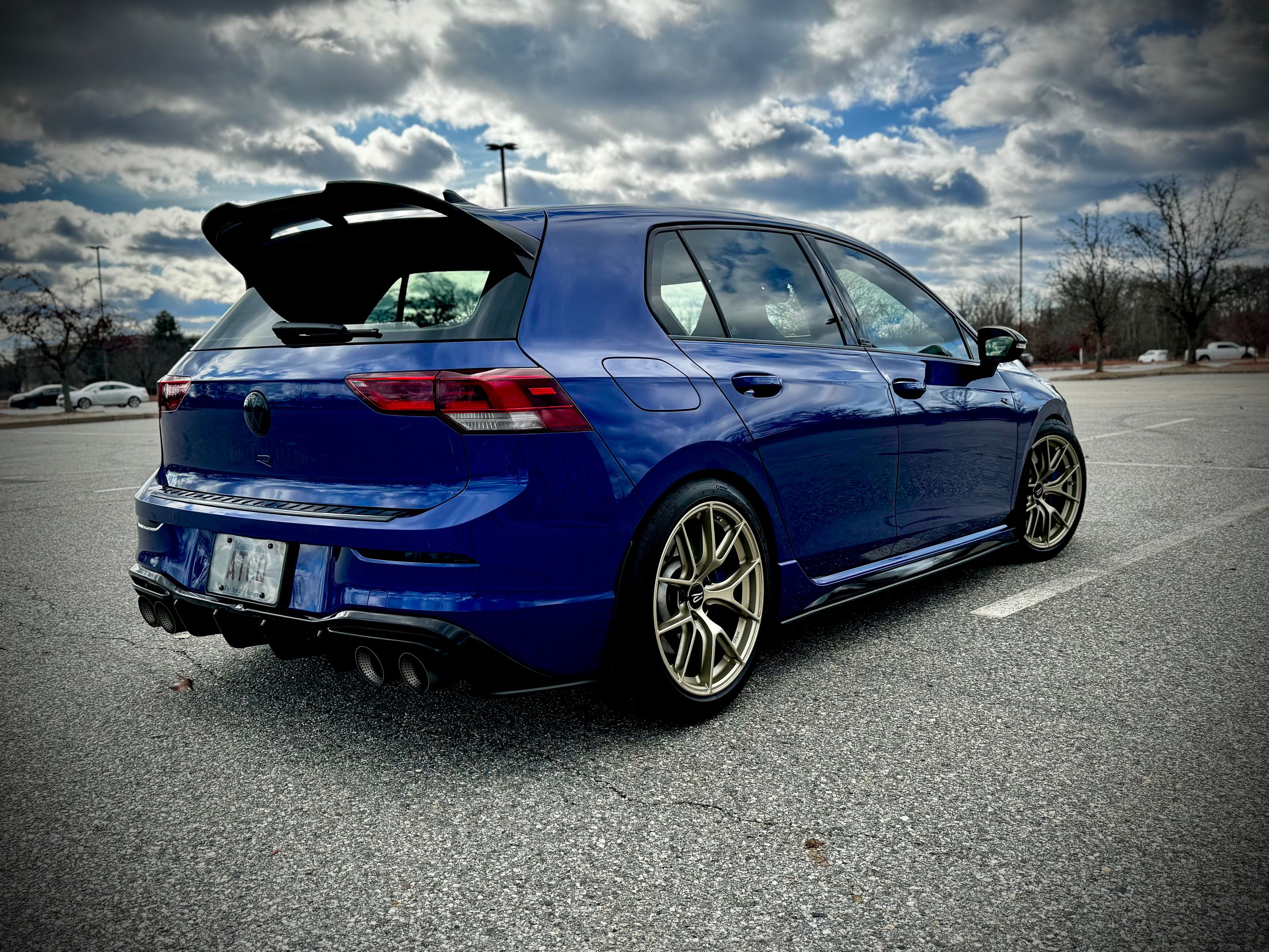 Blue VW MK8 Golf R with 18" VS-5RS Apex wheels in Motorsport Gold