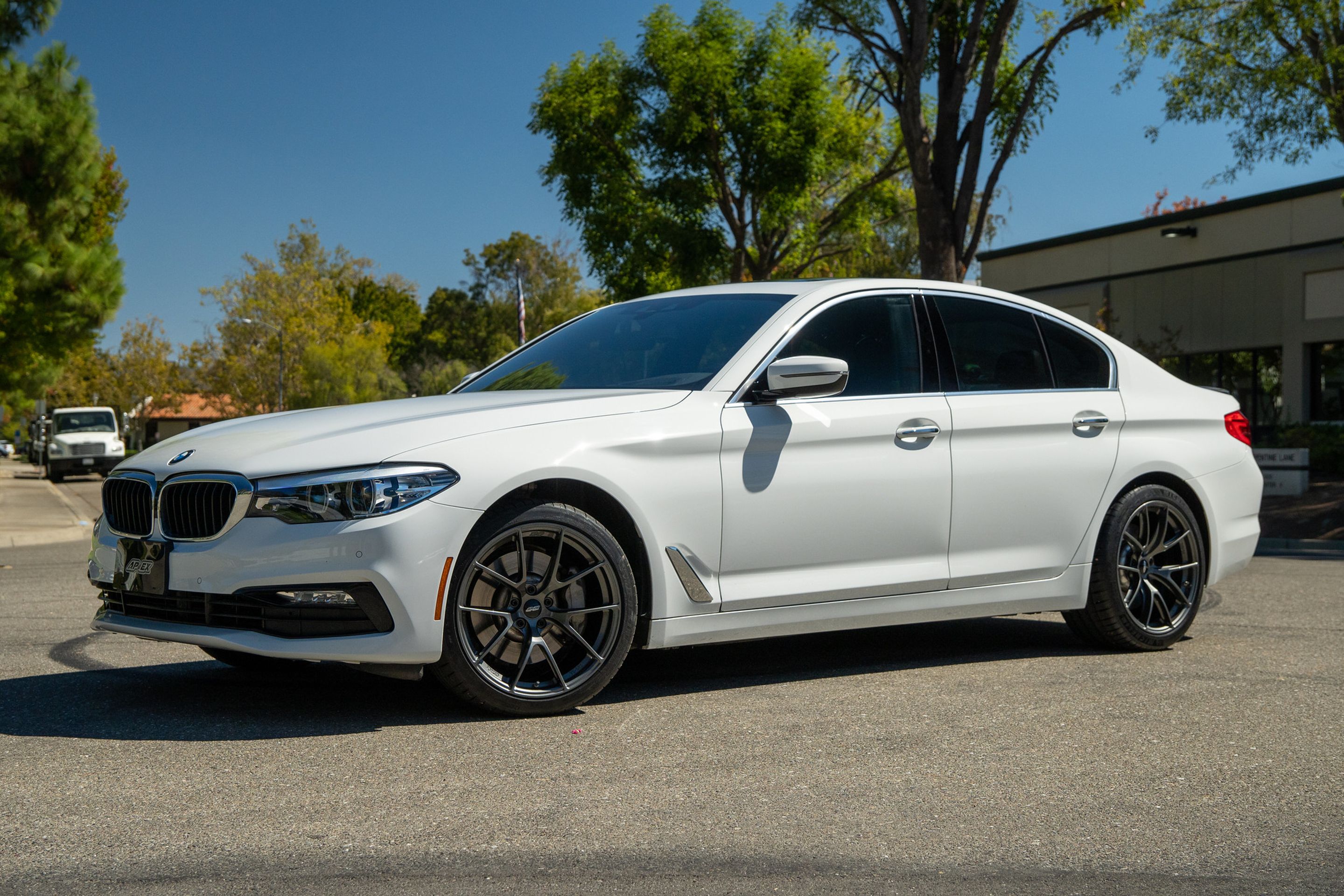 White BMW G30 Sedan 5 Series with 19" VS-5RS Apex wheels in Anthracite