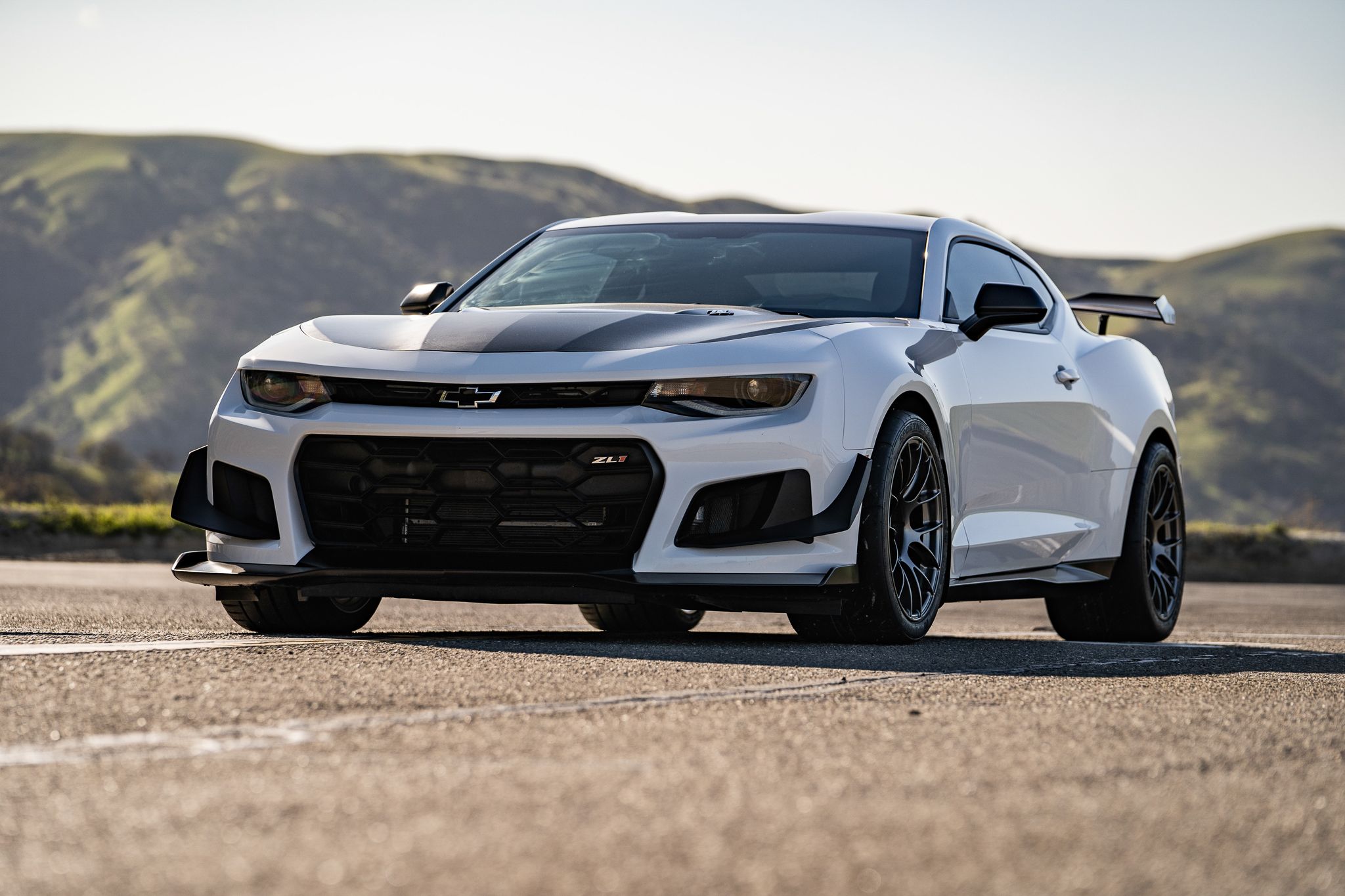 White Chevrolet 6th Gen Camaro ZL1 1LE with 18" EC-7RS Apex wheels in Anthracite