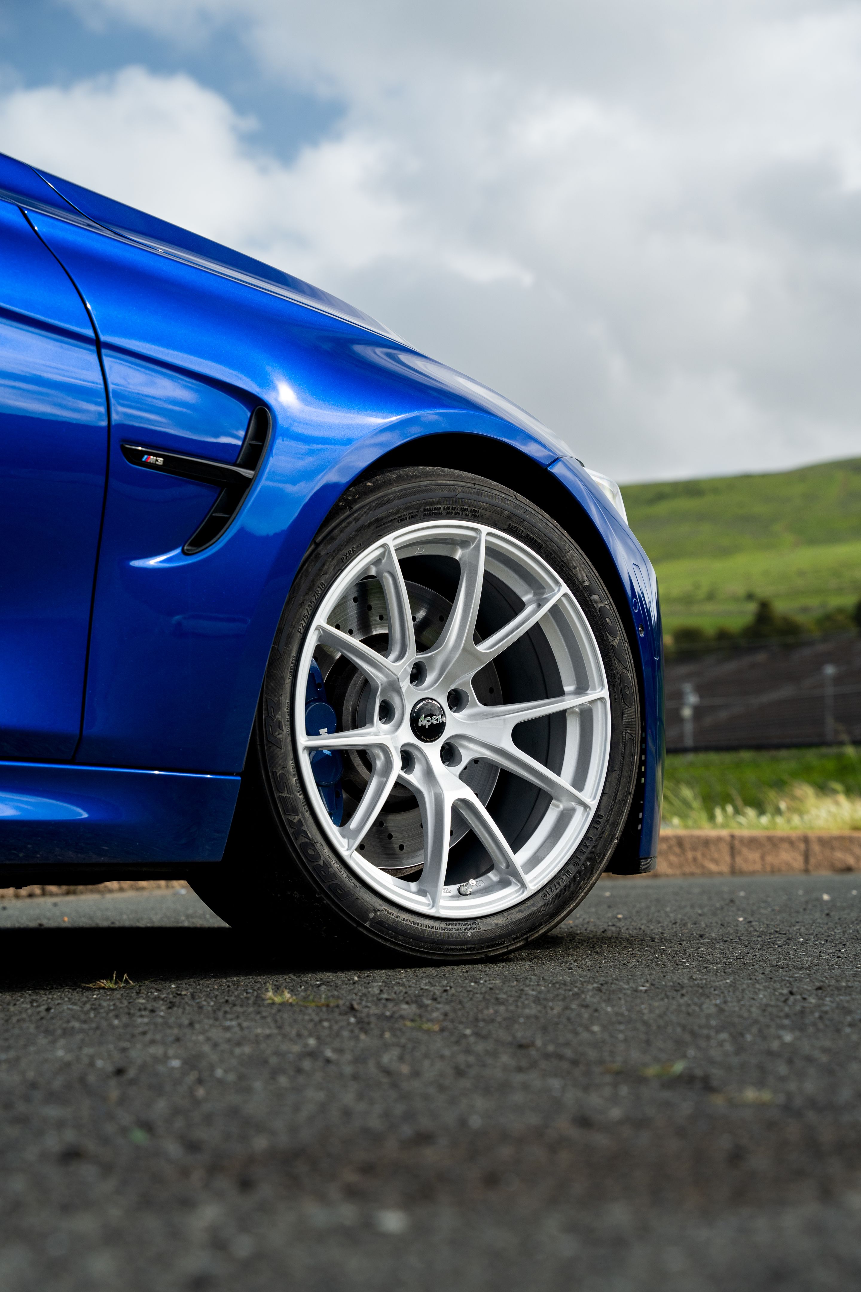 Blue BMW F80 M3 with 18" VS-5 Apex wheels in Race Silver