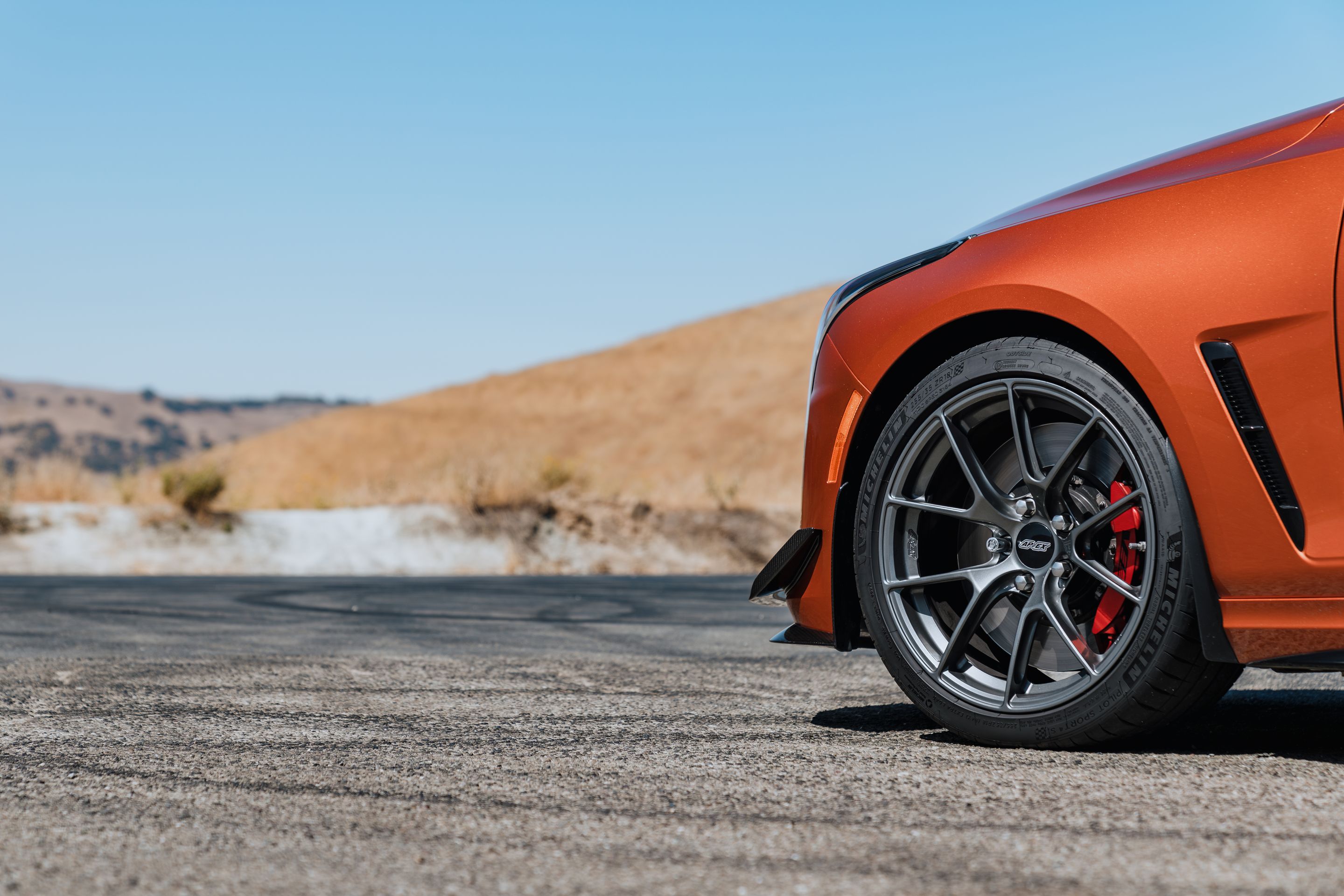 Orange Cadillac CT4-V Blackwing with 18" VS-5RS Apex wheels in Anthracite