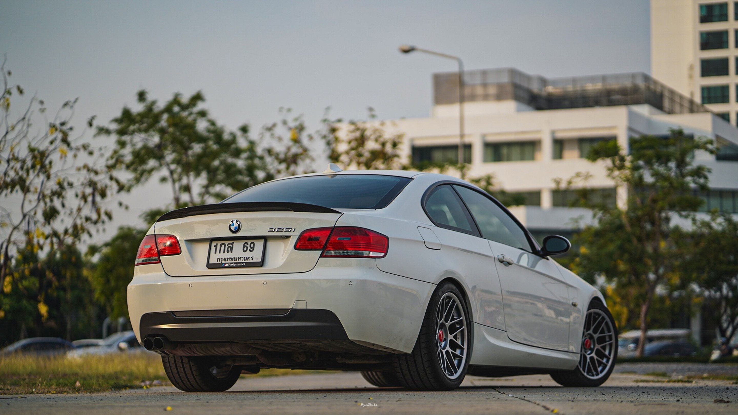 White BMW E92 Coupe 3 Series with 18" ARC-8 Apex wheels in Hyper Black