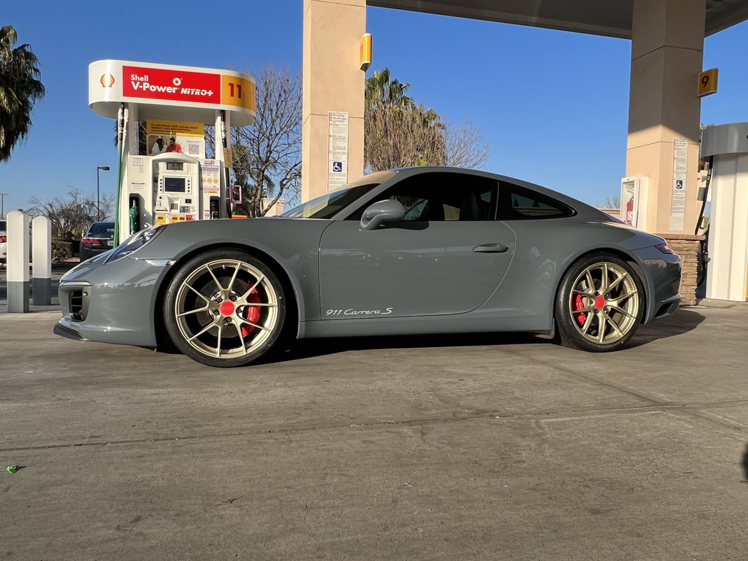 Grey Porsche 911 991.2 Carrera S with 20" VS-5RS Apex wheels in Motorsport Gold