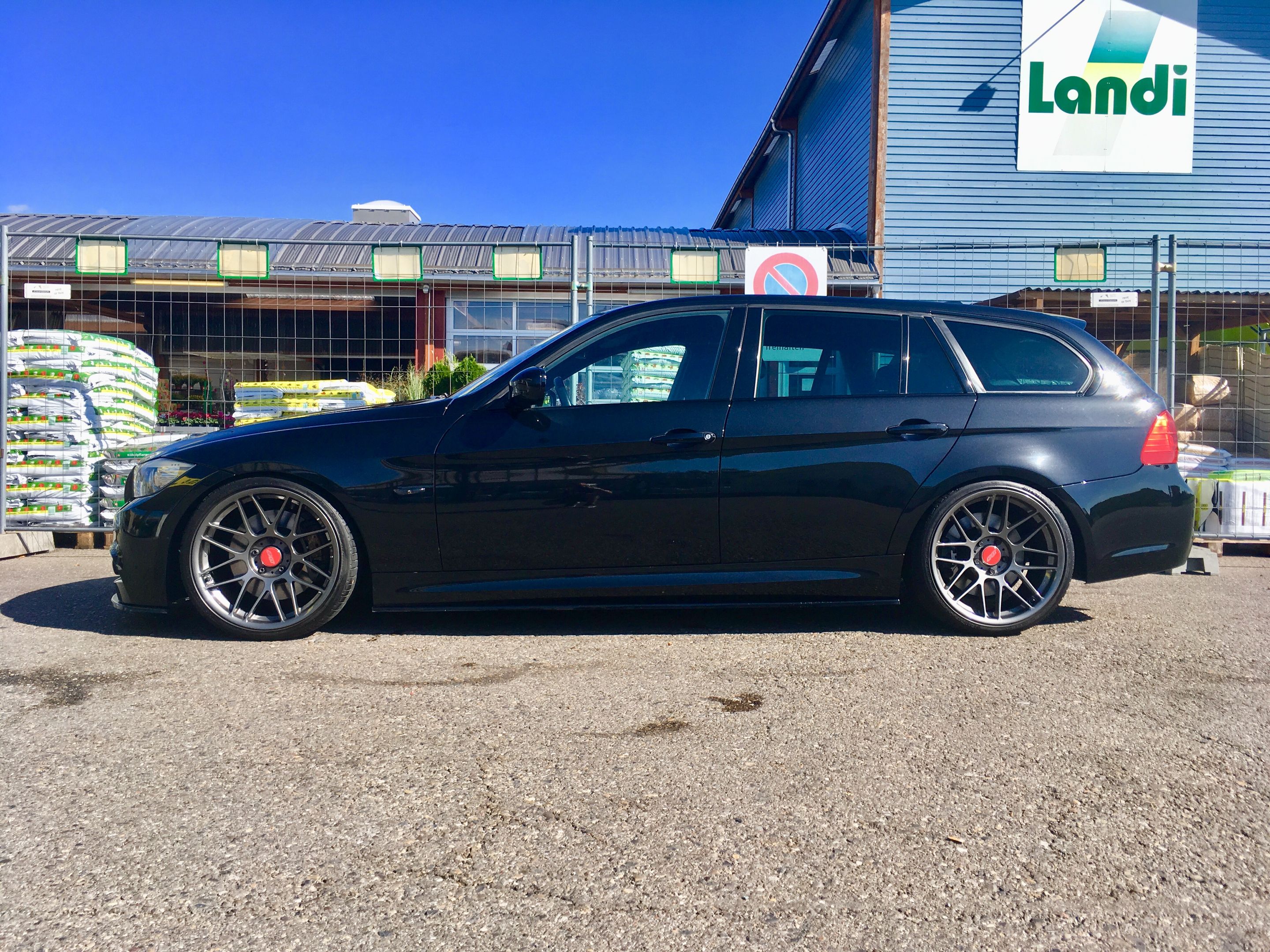 Black BMW E91 LCI Wagon 3 Series with 19" ARC-8 Apex wheels in Anthracite