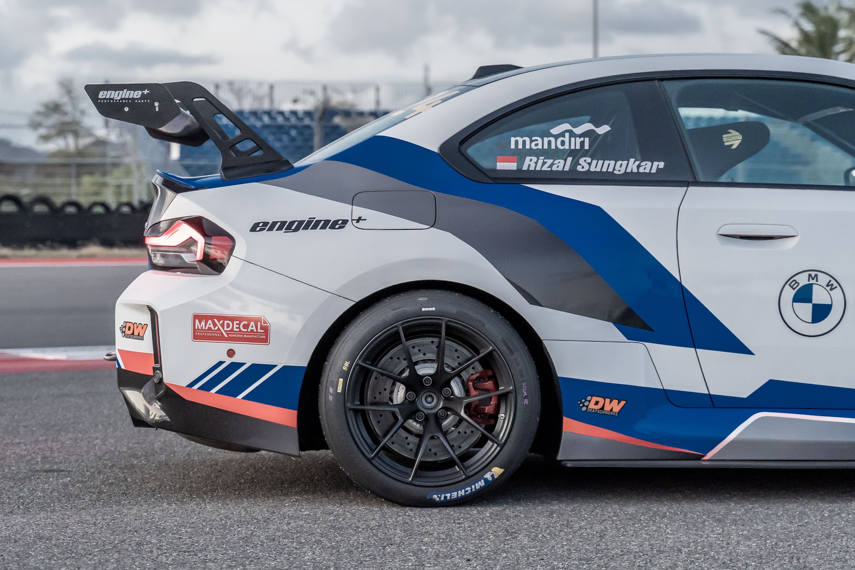 Multicolor BMW G87 M2 with 18" VS-5RS Apex wheels in Satin Black