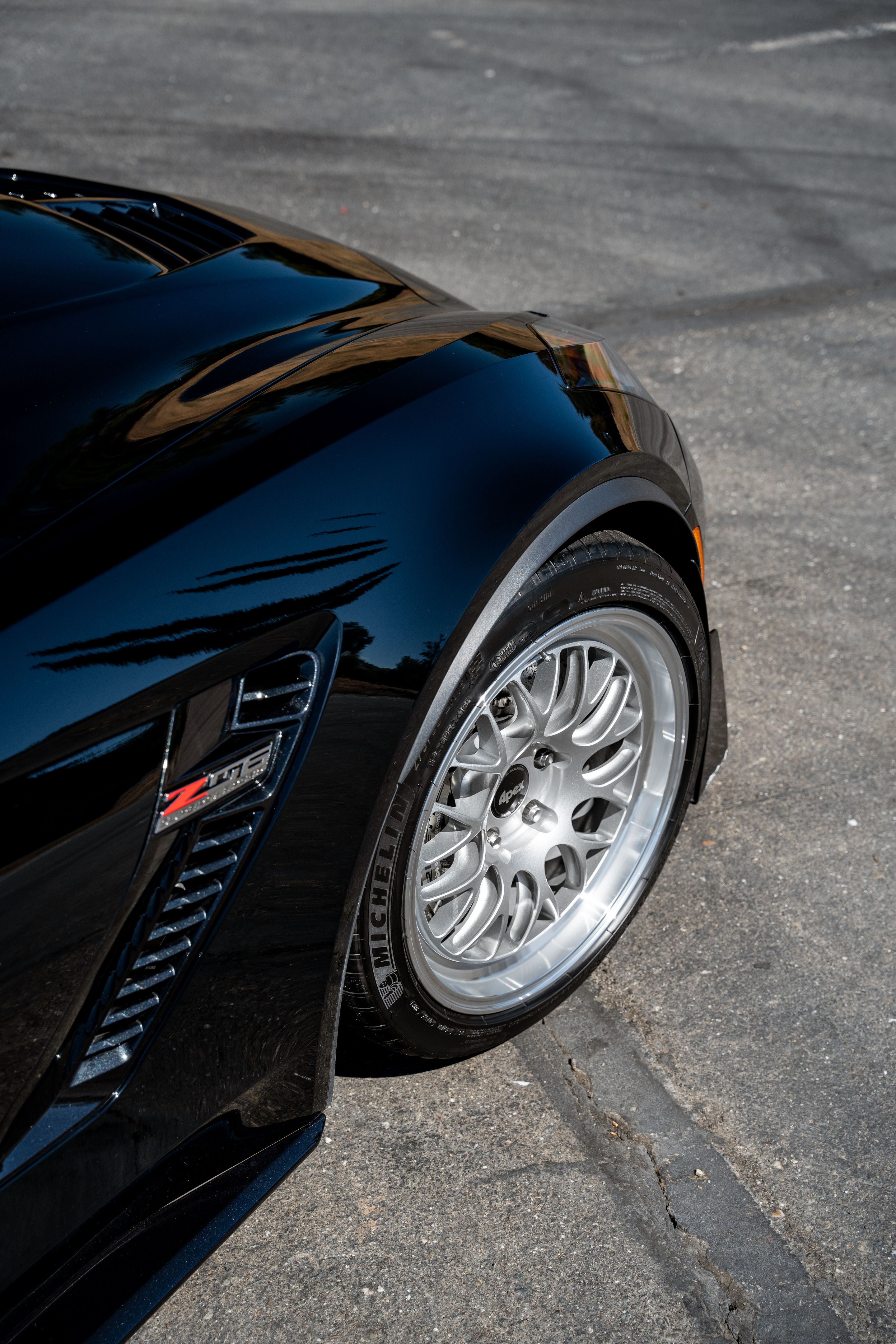 Black Chevrolet C7 Corvette Z06 with 18"/19" ML-10RT Apex wheels in Machined Lip Race Silver