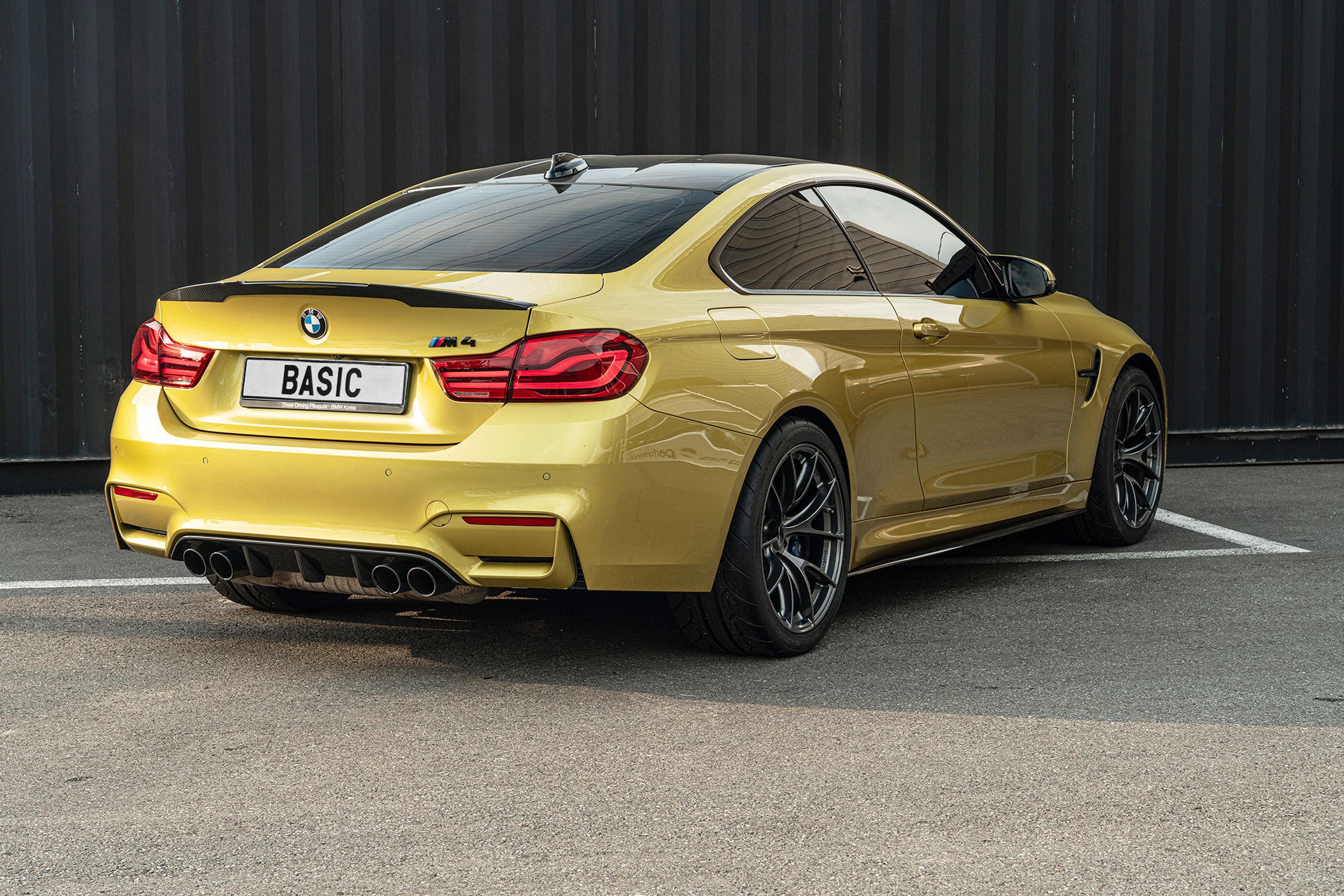 Yellow BMW F82 Coupe M4 with 19" VS-5RS Apex wheels in Anthracite