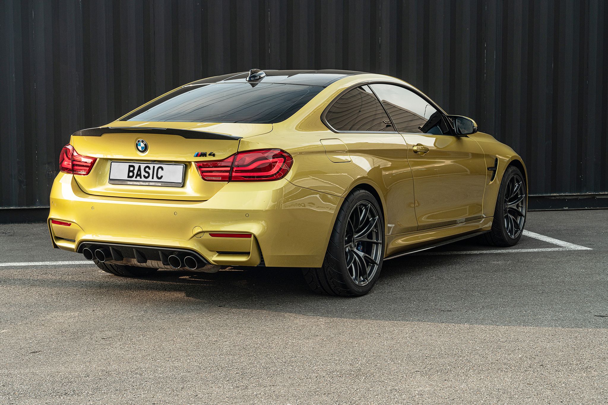 Yellow BMW F82 Coupe M4 with 19" VS-5RS Apex wheels in Anthracite