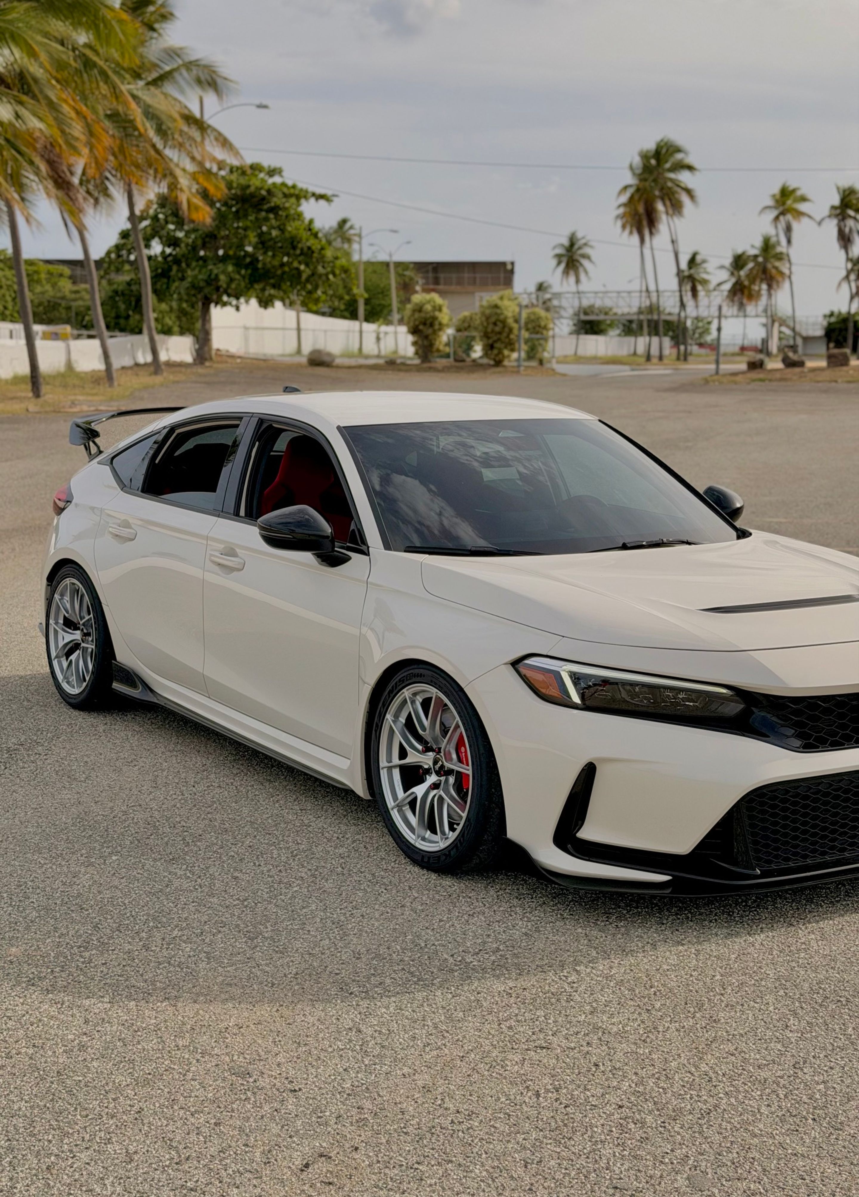 White Honda FL5 Civic Type-R with 18" VS-5RS Apex wheels in Race Silver