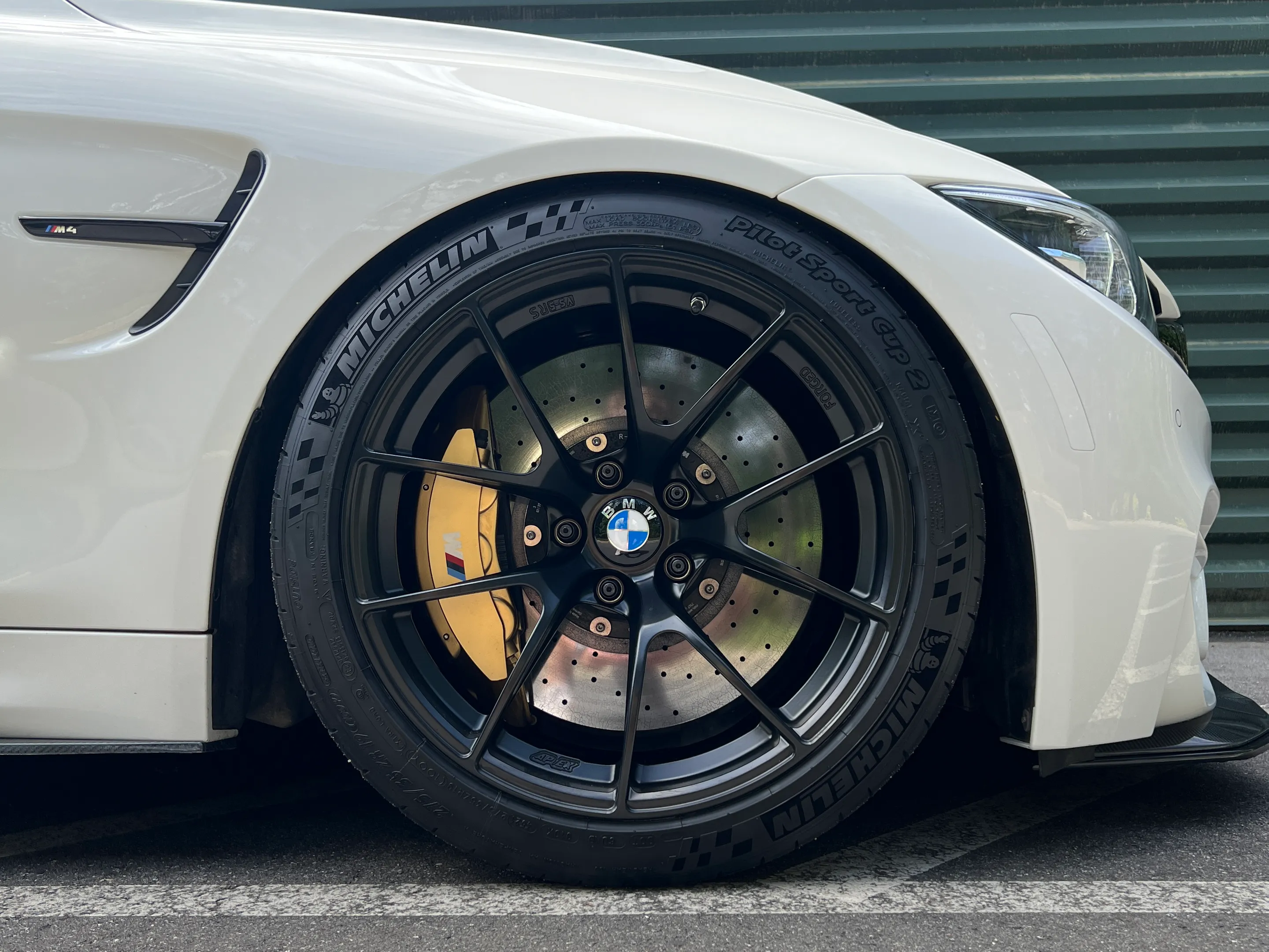 White BMW F82 Coupe M4 with 19" VS-5RS Apex wheels in Satin Black