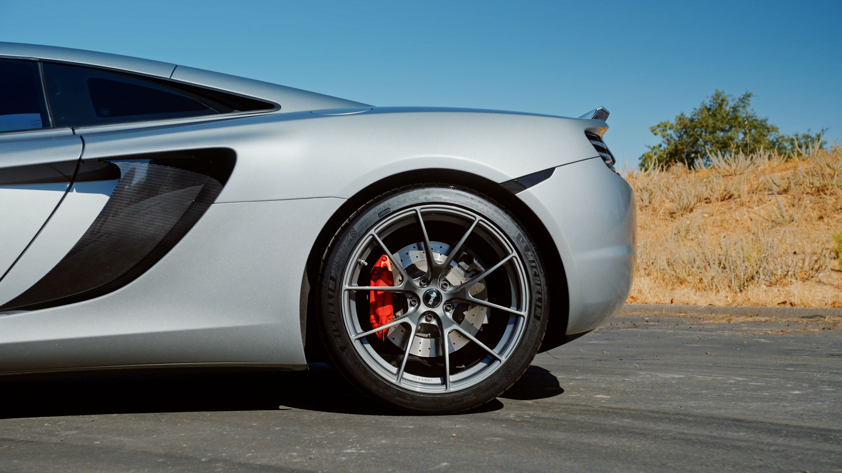 Silver McLaren MP4-12C with 19"/20" VS-5RS Apex wheels in Anthracite