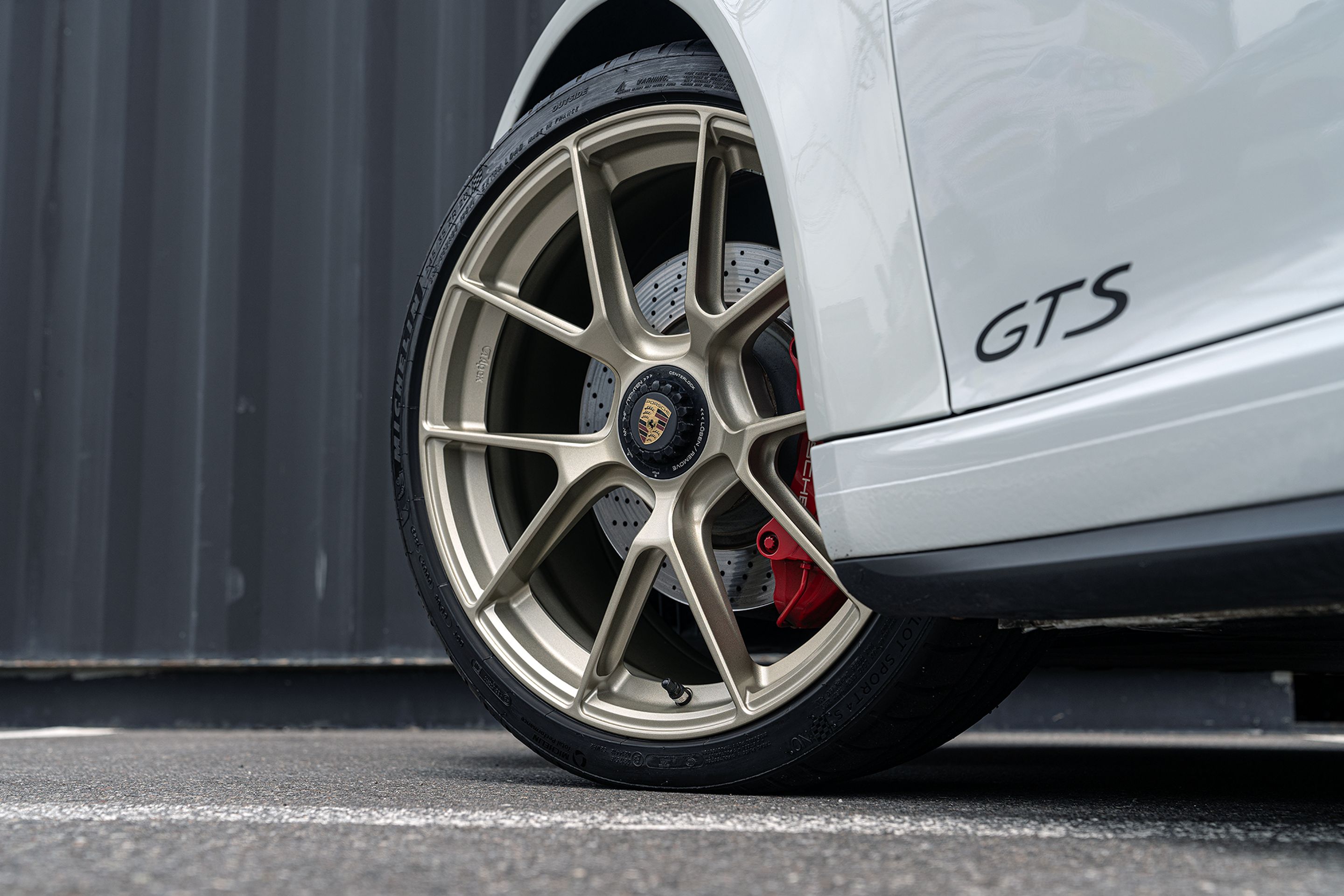 White Porsche 911 991.1 Carrera GTS with 20" VS-5RS Apex wheels in Motorsport Gold