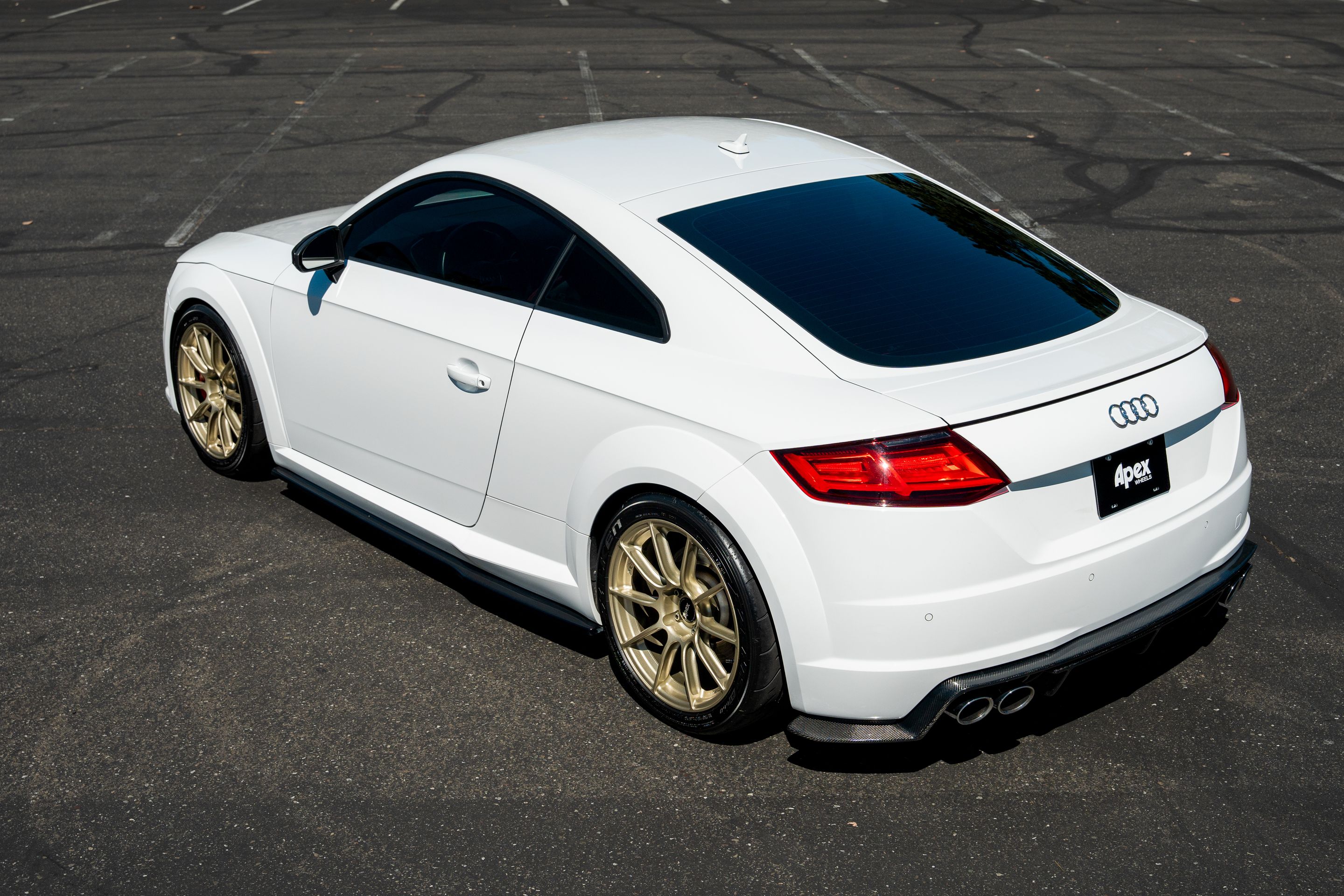 White Audi 8S TTS with 18" SM-10RS Apex wheels in Motorsport Gold