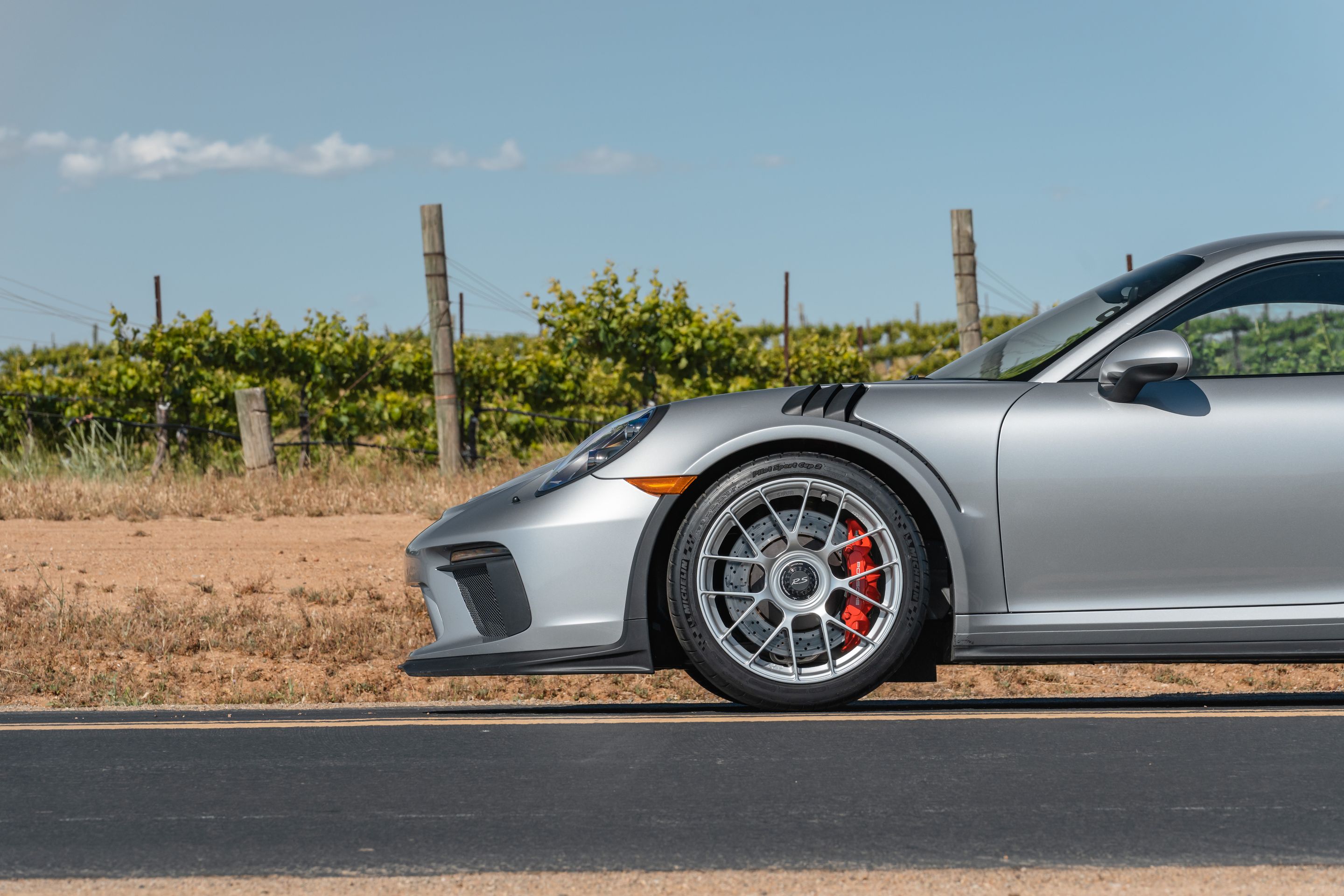 Silver Porsche 911 991.2 GT3 RS with 19" EC-7RS Apex wheels in Race Silver