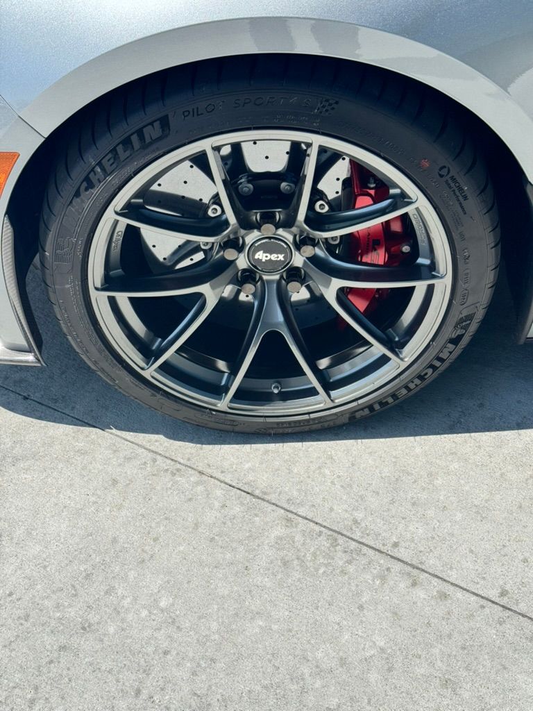Grey Cadillac CT5-V Blackwing with 19" VS-5RS Apex wheels in Anthracite