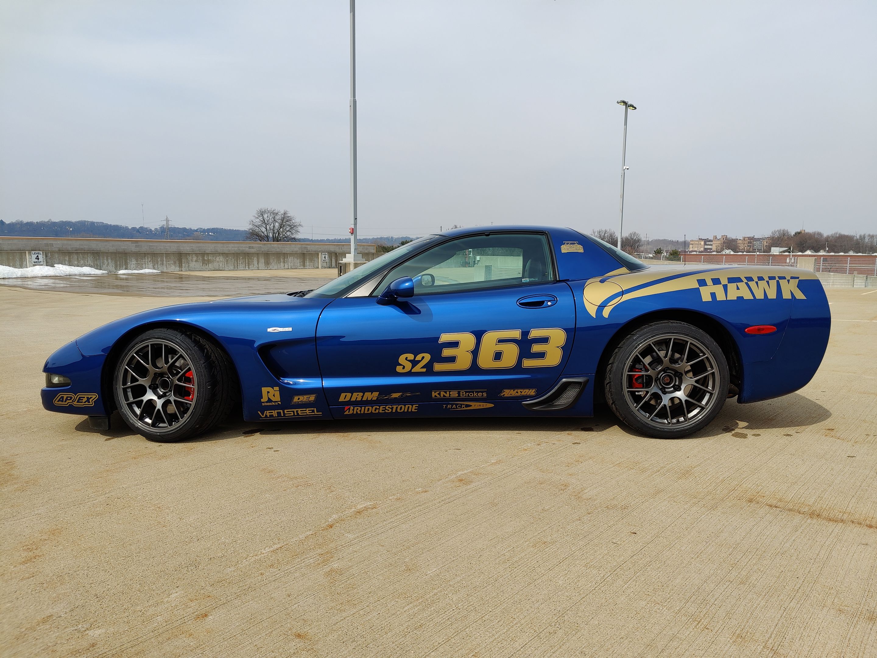 Blue Chevrolet C5 Corvette Z06 with 18" EC-7 Apex wheels in Anthracite