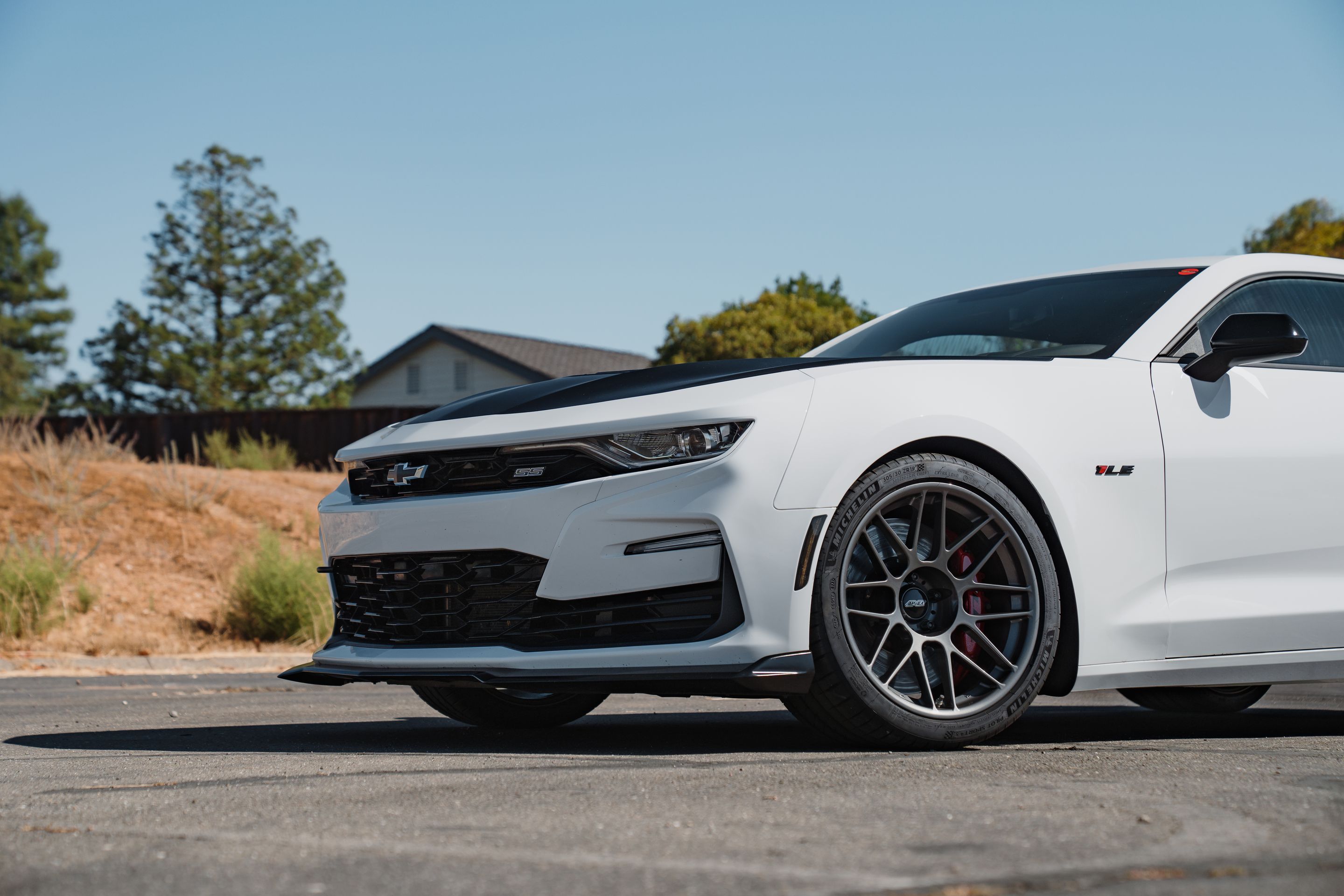 White Chevrolet 6th Gen Camaro SS 1LE with 19" ARC-8 Apex wheels in Anthracite