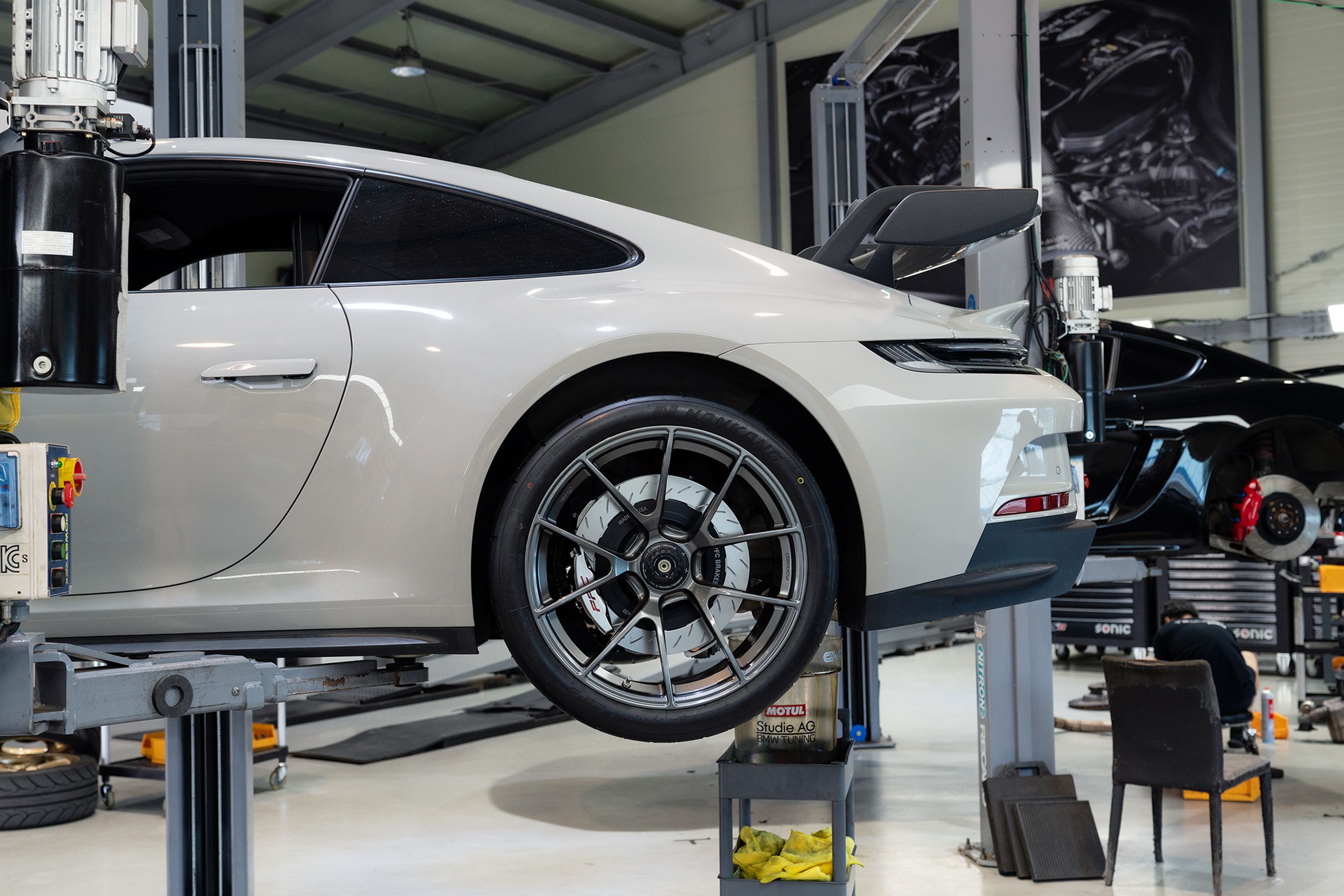 Grey Porsche 911 992.1 GT3 with 20"/21" VS-5RS Apex wheels in Anthracite