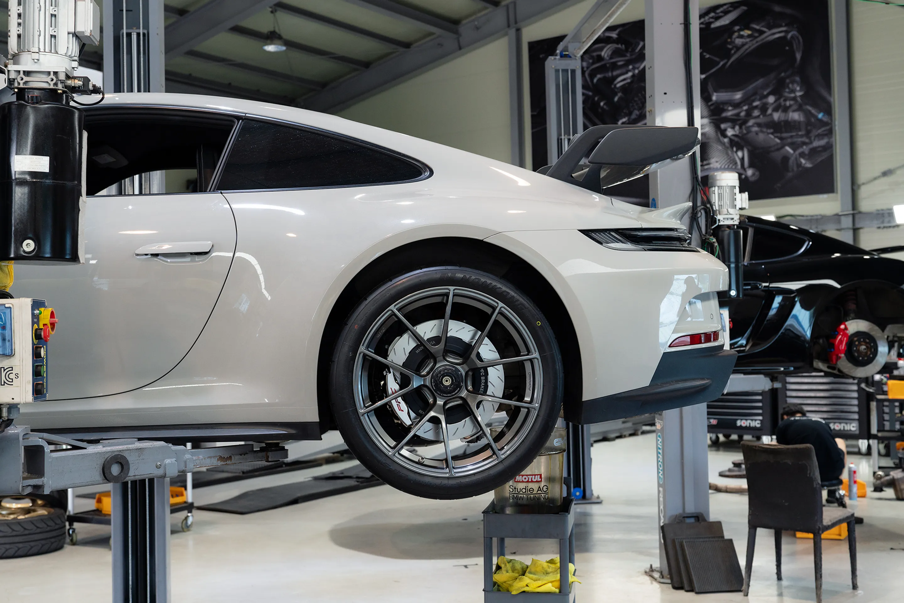 Grey Porsche 911 992.1 GT3 with 20"/21" VS-5RS Apex wheels in Anthracite