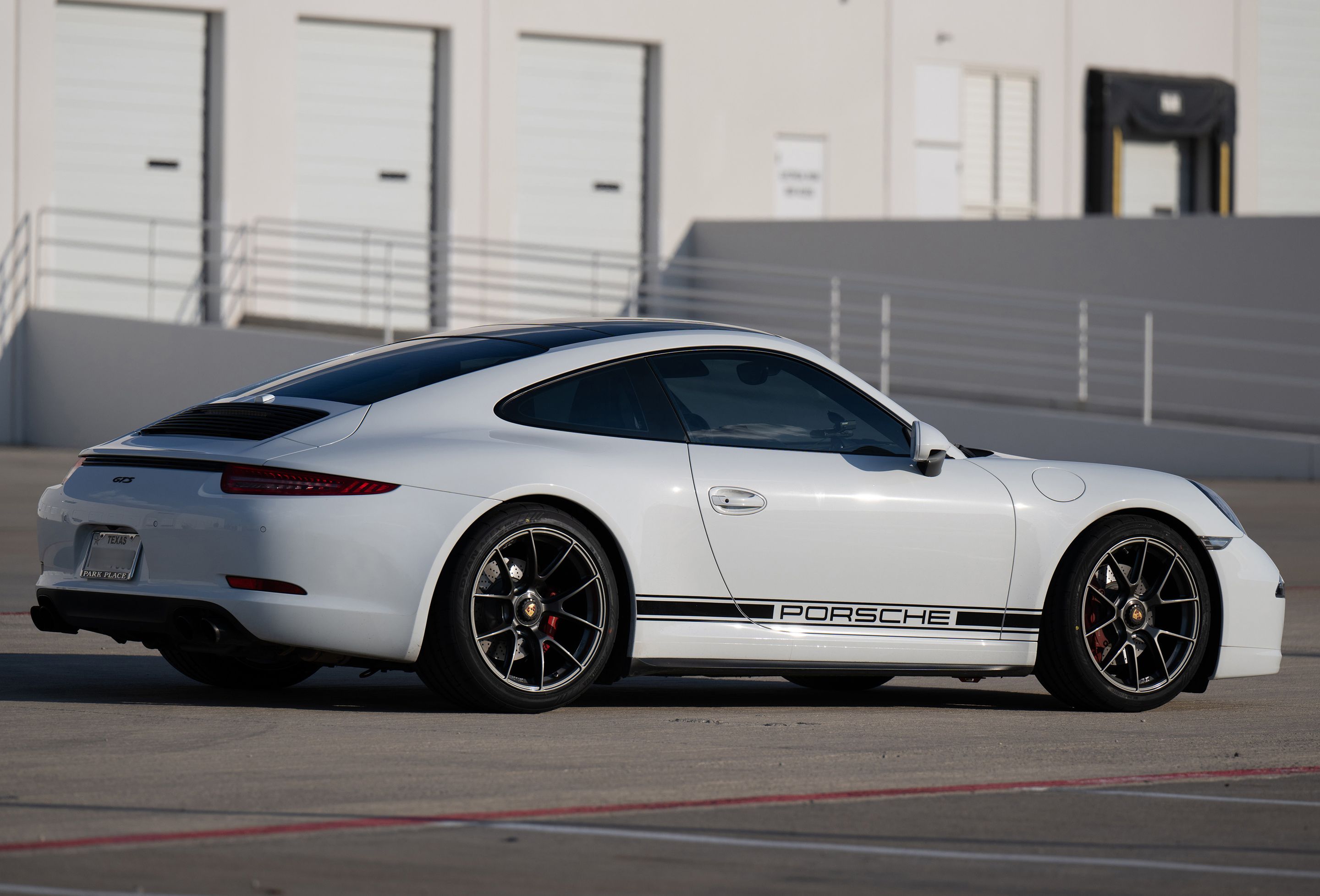 White Porsche 911 991.1 Carrera GTS with 19" VS-5RS Apex wheels in Anthracite