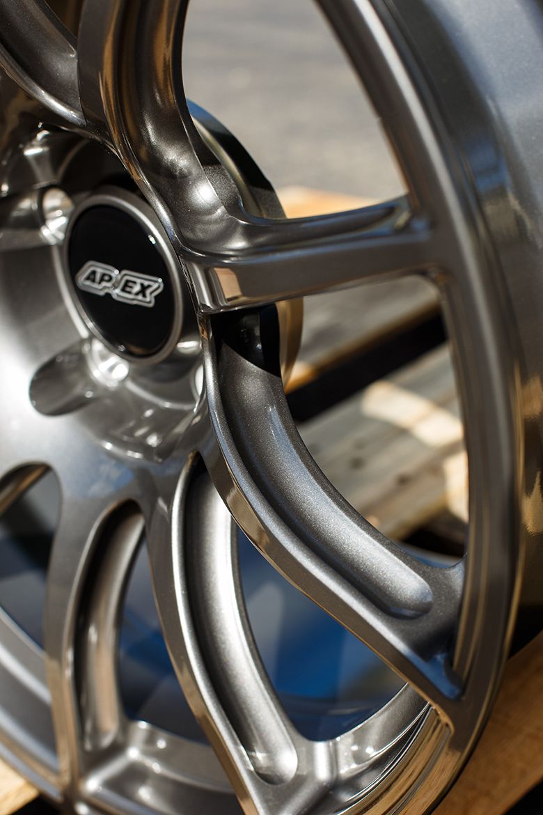 White Porsche 911 997 Carrera S with 18" SM-10 Apex wheels in Anthracite