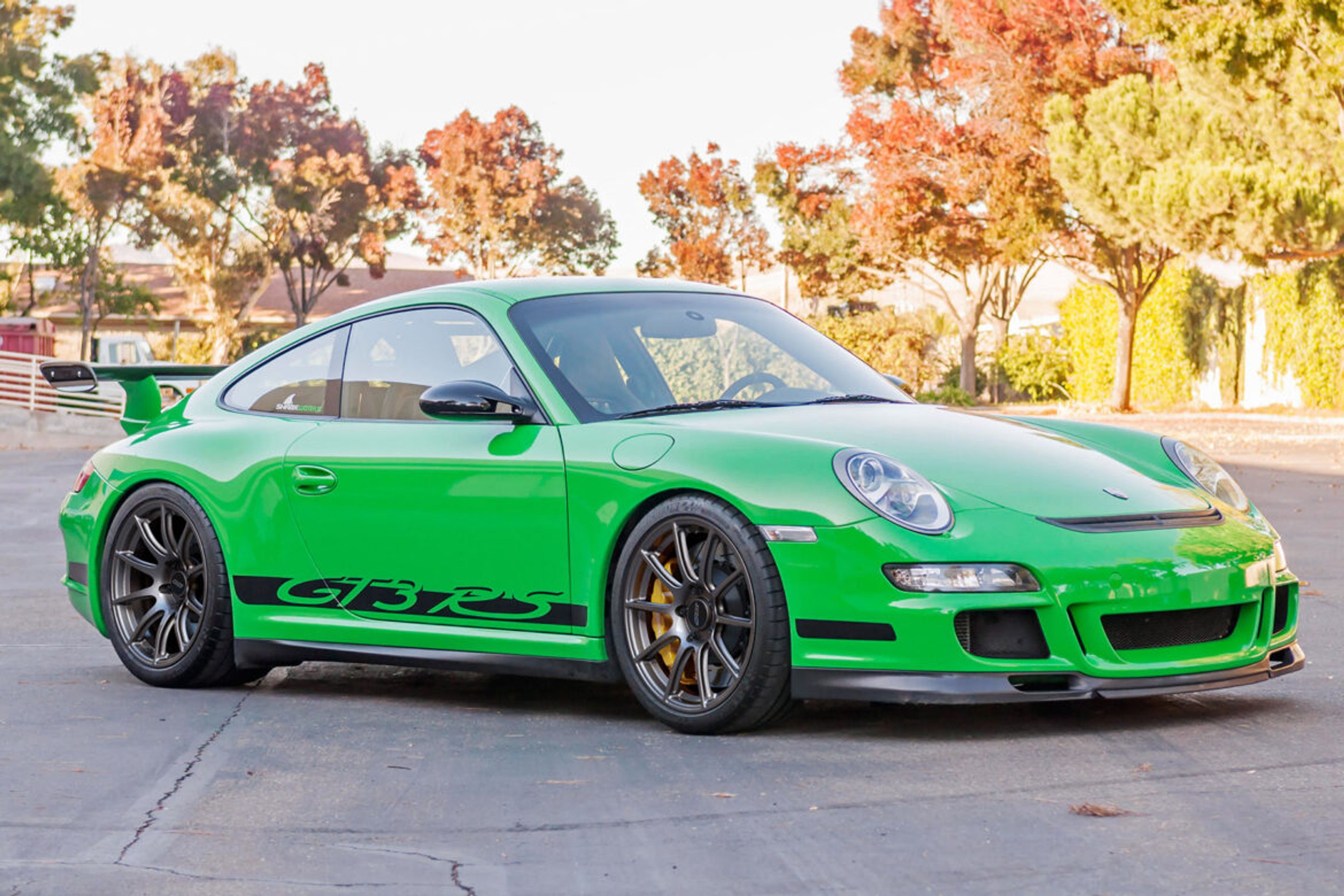 Green Porsche 911 997 GT3 RS with 18" SM-10 Apex wheels in Anthracite
