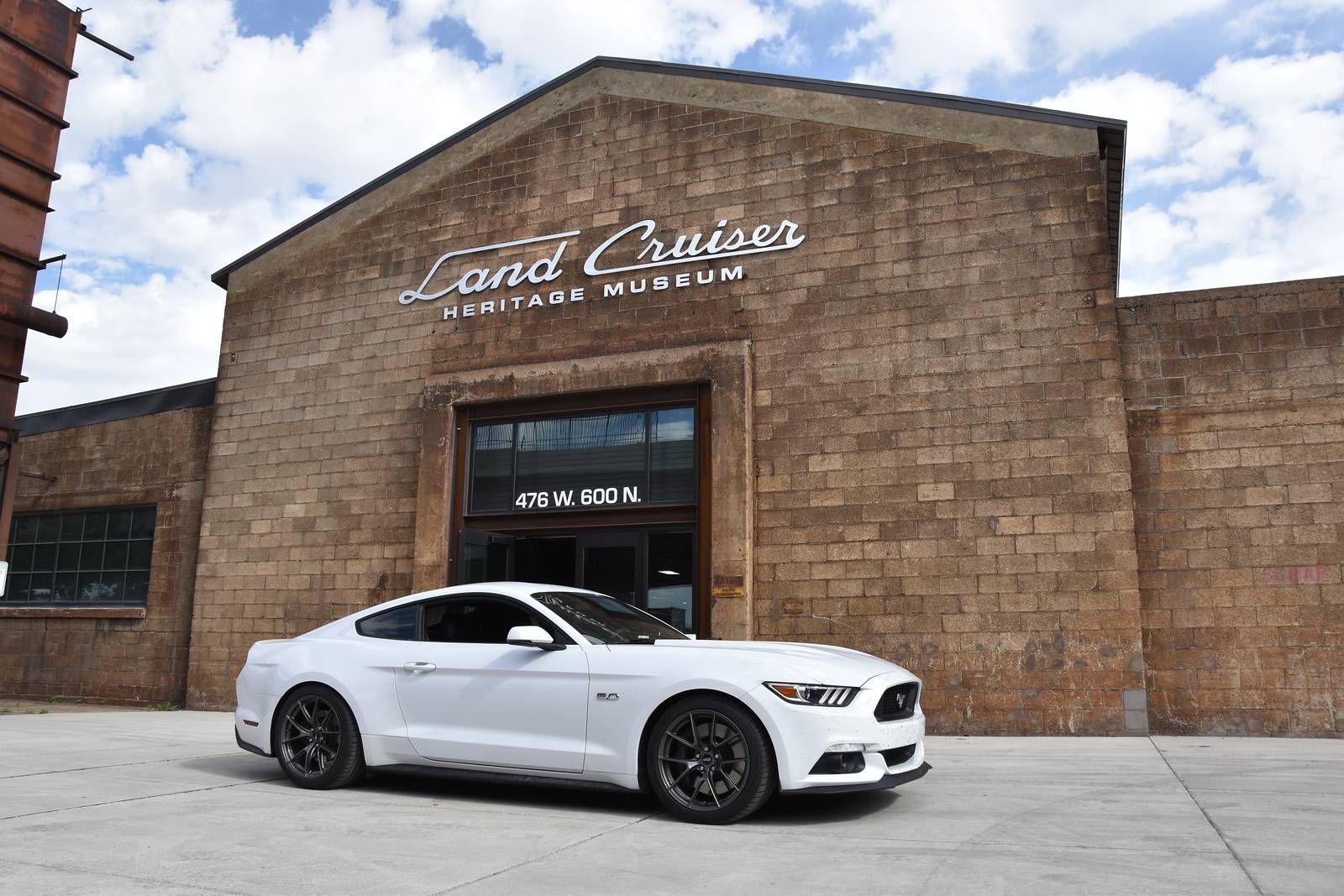 White Ford S550 Mustang GT with 19" VS-5RS Apex wheels in Anthracite